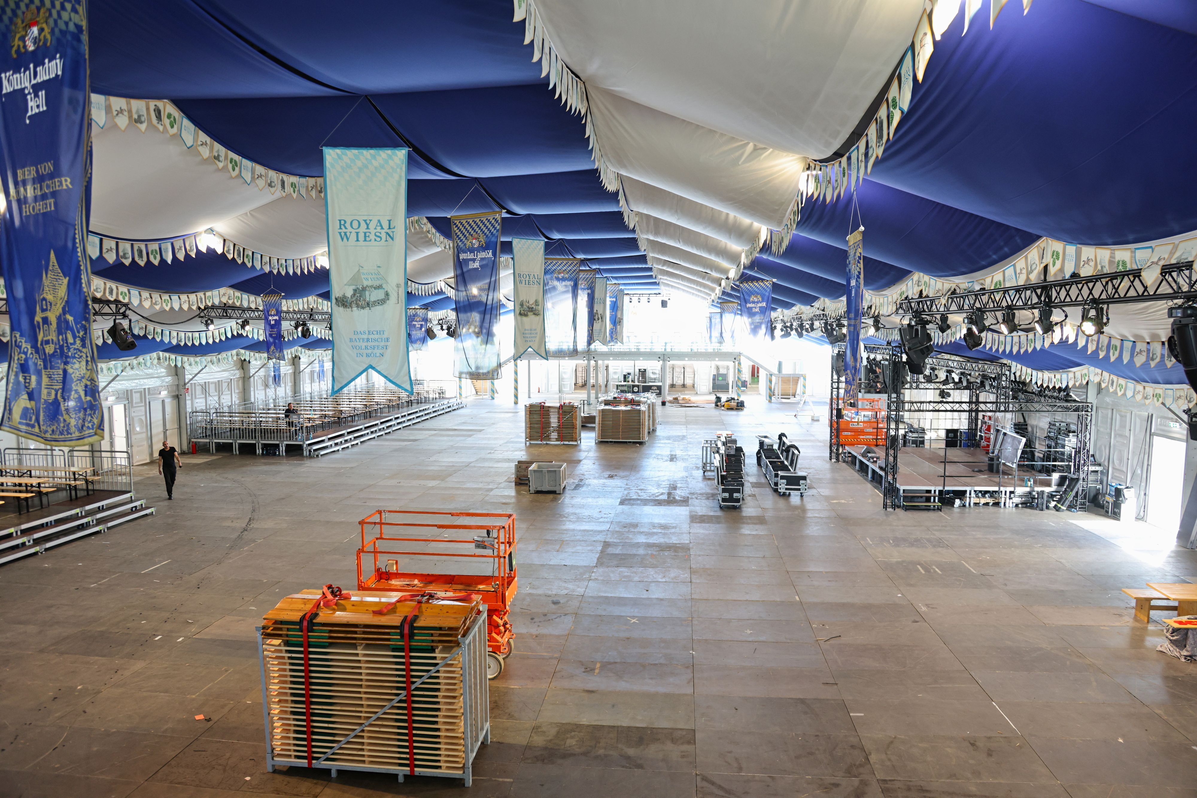 Zelt mit blau weißen Farben.