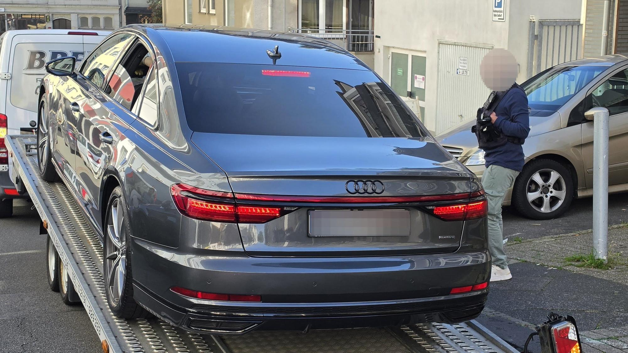Wuppertal: Die Polizei stellt bei einer Durchsuchung am Mittwoch (7. Oktober) ein Auto sicher. Eine Bande soll jahrelang mit schmutzigem Geld Altgold angekauft und dieses dann zu Barren eingeschmolzen haben.