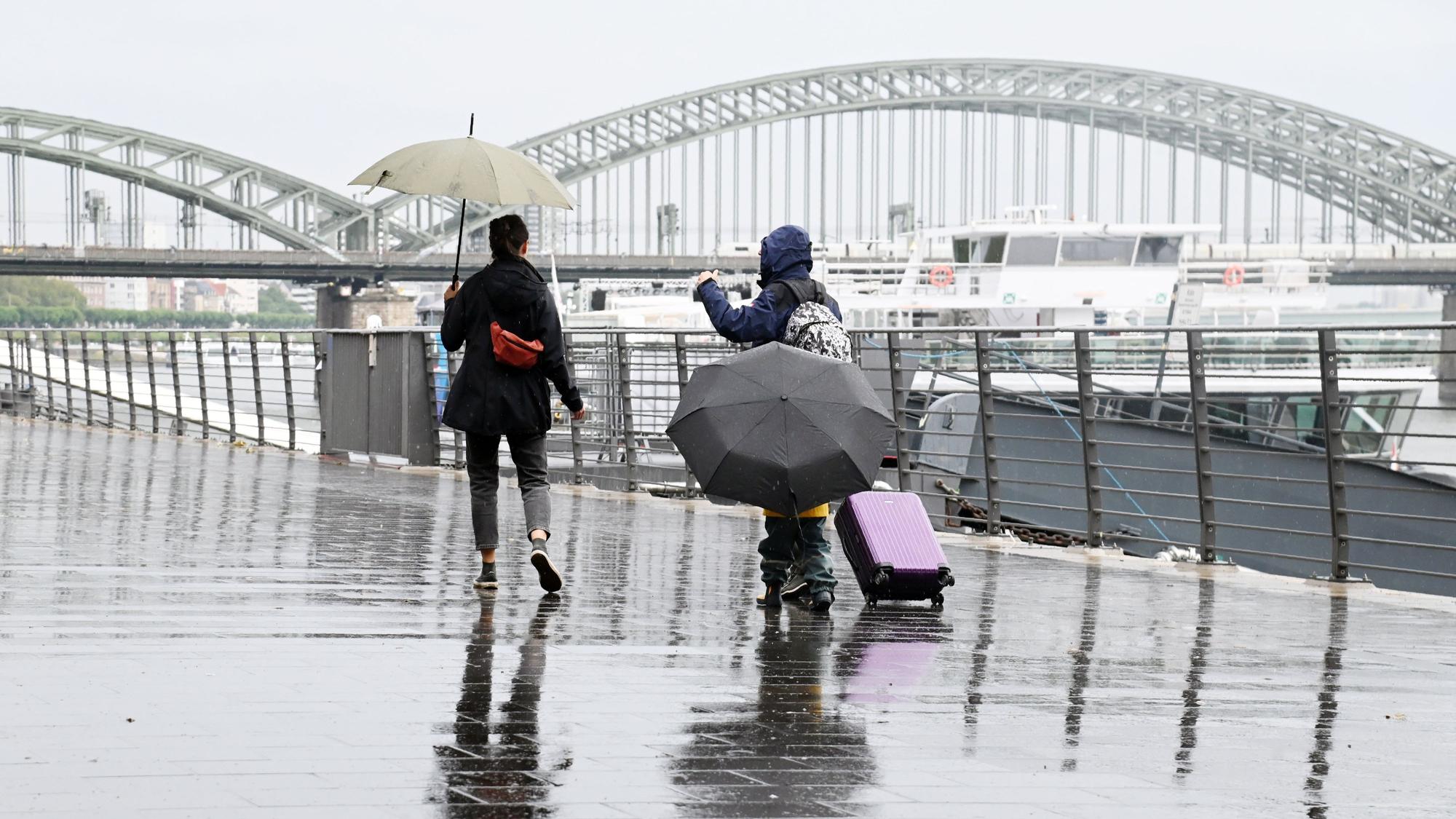 Regen an der Frankenwerft (Archivbild): In Köln wird es herbstlich.