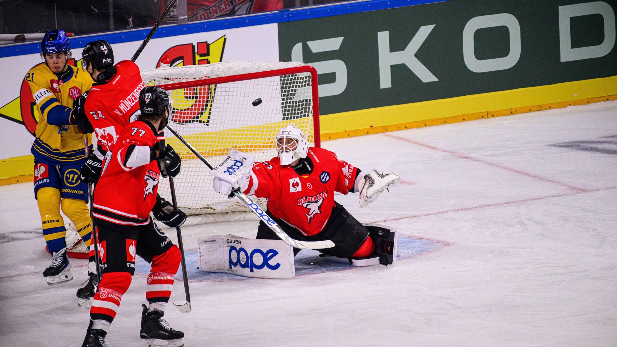 Torhüter Nico Wienswehrt einen Puck ab.