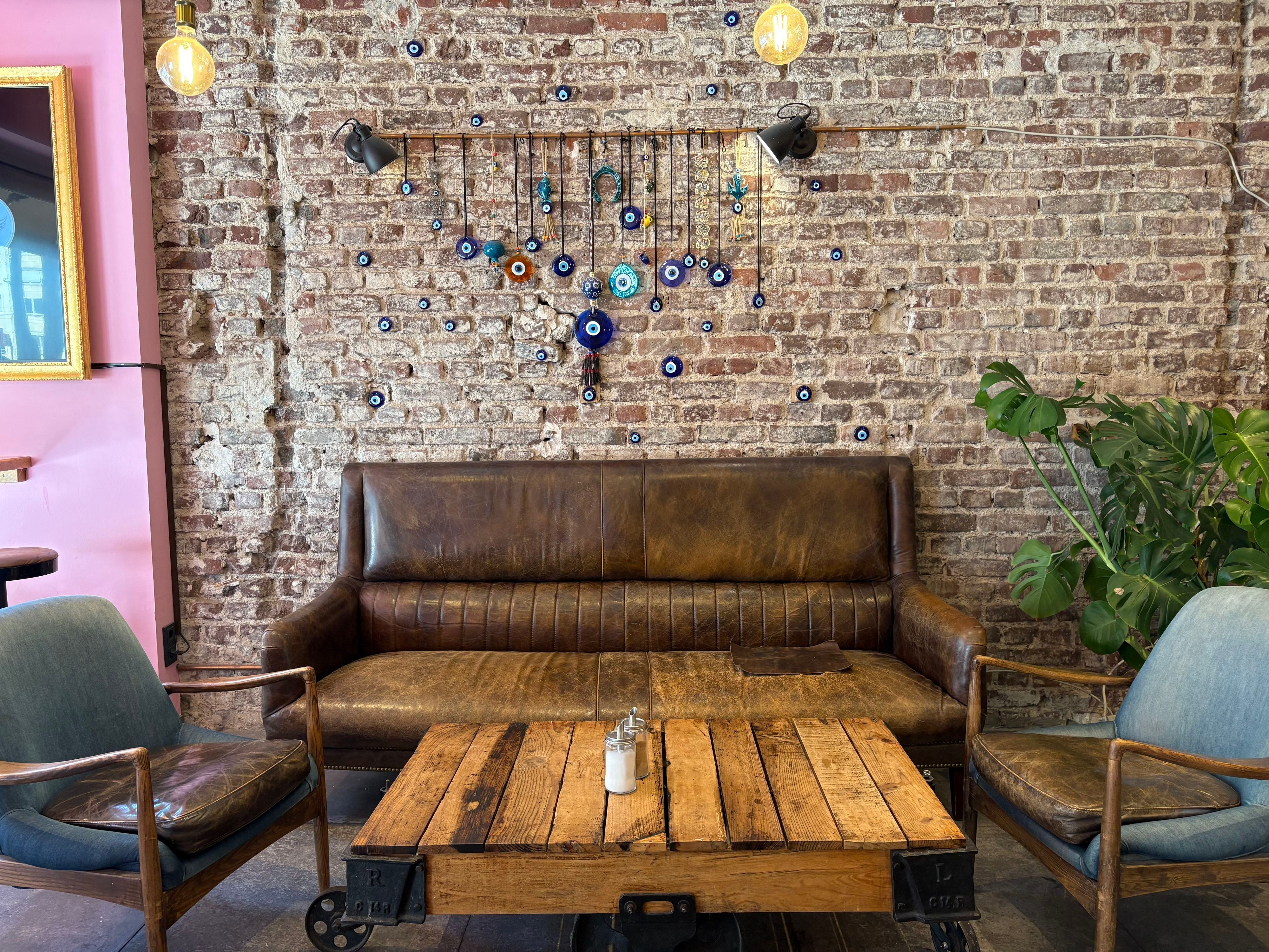 Café Qup in der Südstadt mit einem Mix aus verspielten Details und Industrie-Stil.