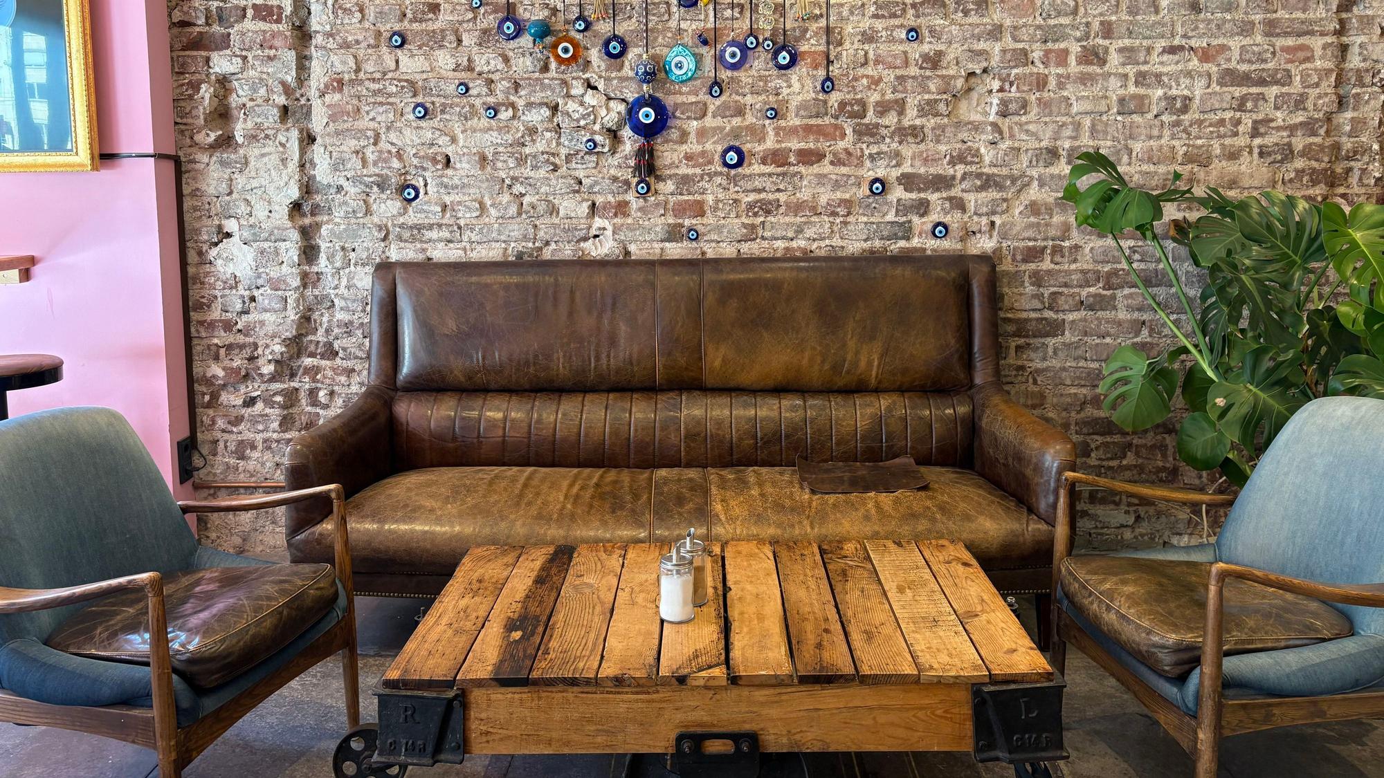 Café Qup in der Südstadt mit einem Mix aus verspielten Details und Industrie-Stil.