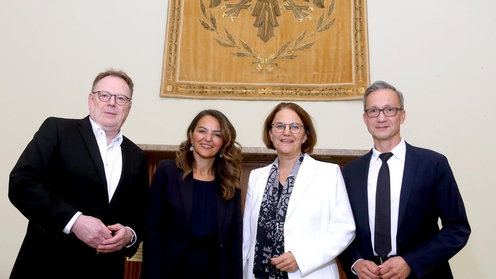 Oberbürgermeister Torsten Burmester mit der neuen Personaldezernentin Çigdem Bern, Stadtdirektorin Dörte Dimert und dem neuen Ordnungsdezernenten Falk Schnabel (v.l.).