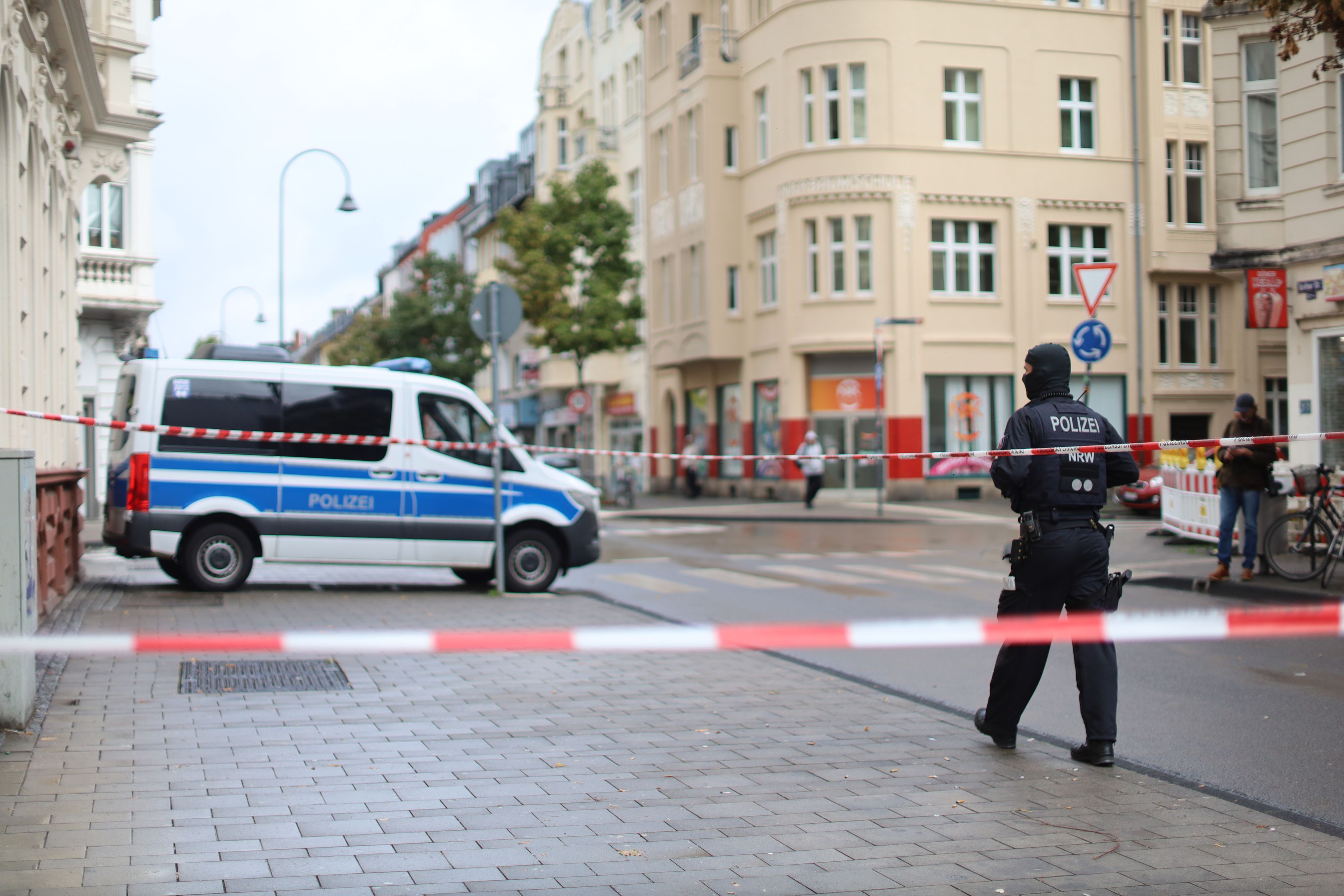 Razzia an der Berliner Straße in Mülheim in einem Mehrfamilienhaus mit Ladenlokal und Spielhalle.