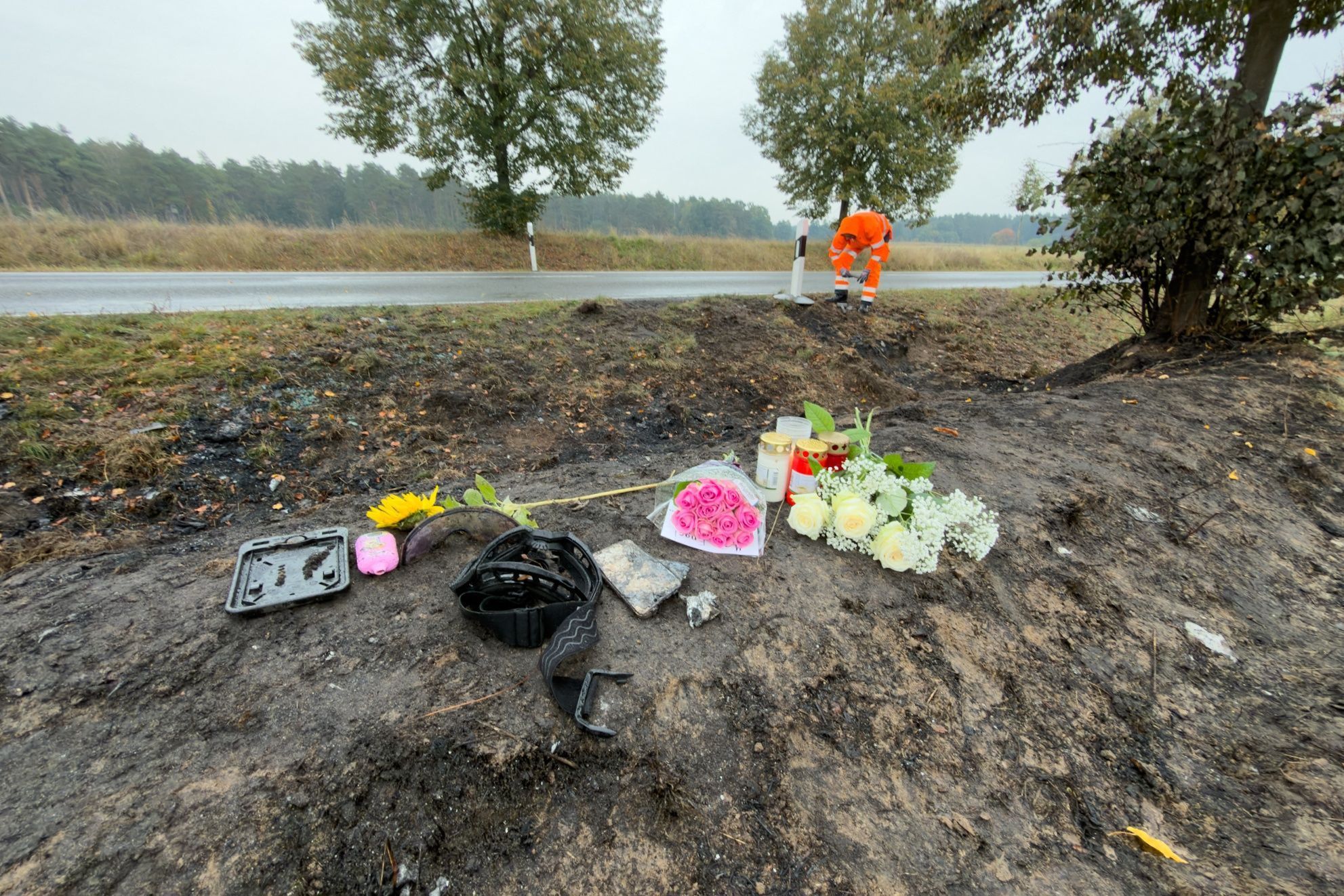 Blumen liegen in Biesenthal am Straßenrand zum Gedenken an die bei einem Verkehrsunfall gestorbenen vier jungen Menschen.