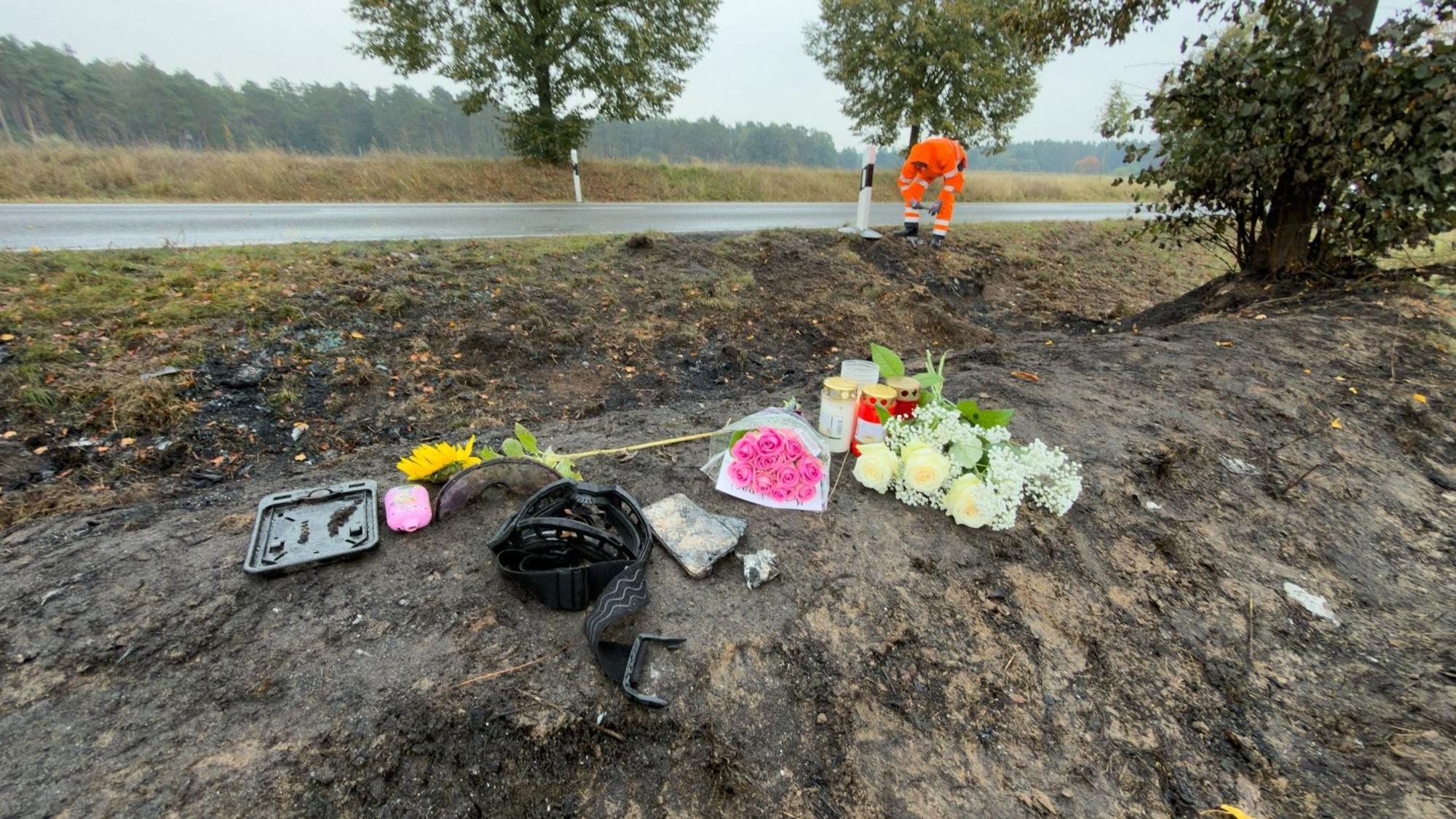 Blumen liegen in Biesenthal am Straßenrand zum Gedenken an die bei einem Verkehrsunfall gestorbenen vier jungen Menschen.