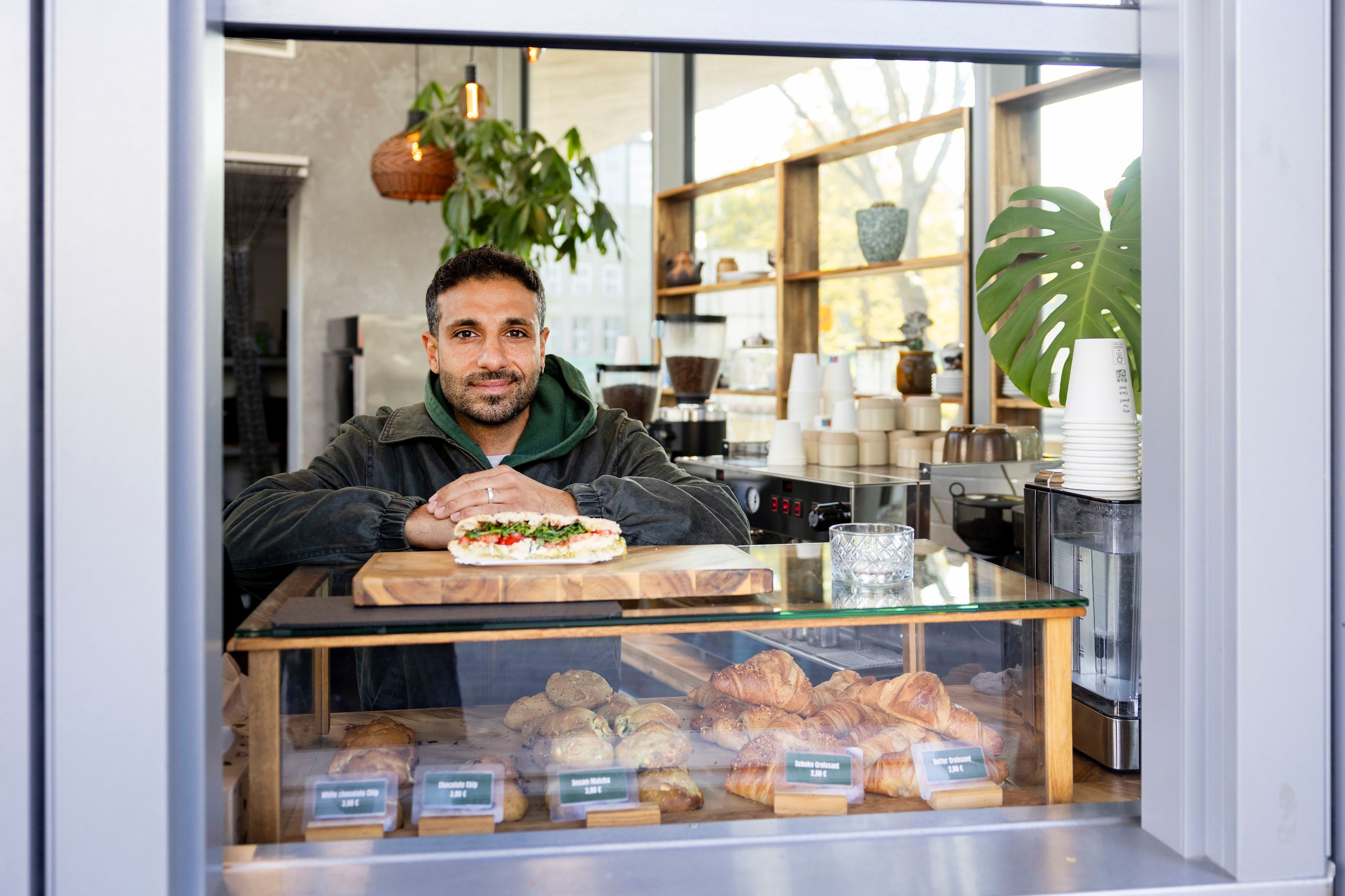 Abdullah Farah, 35, betreibt das Deli Nosh auf dem Albertus-Magnus-Platz und versorgt Studierende wie Mitarbeitende mit Cappuccino, Ciabatta und Salat