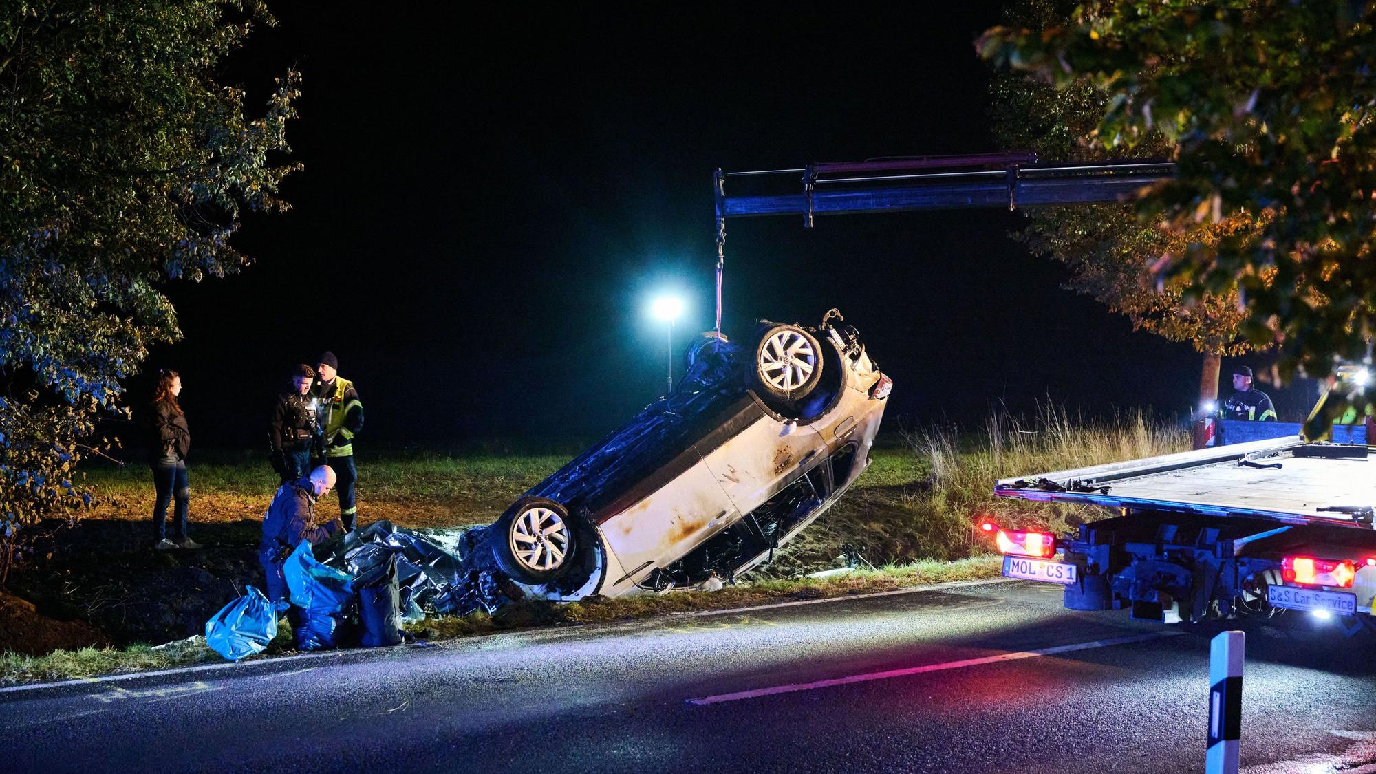 Landkreis Barnim: Das Auto des mutmaßlichen Unfallverursachers geriet in Brand.