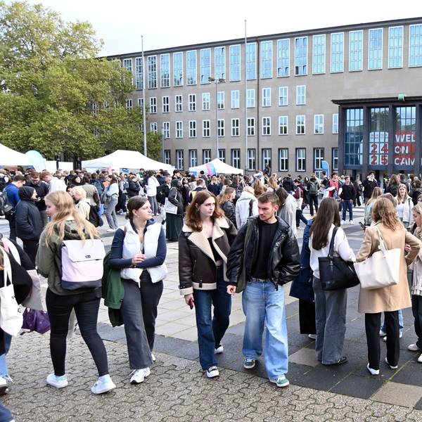 Die Uni Köln begrüßt 4300 Erstis. Insgesamt sind 42.500 eingeschrieben.
