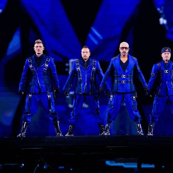 Die US-amerikanische Boygroup Backstreet Boys steht auf der Bühne.