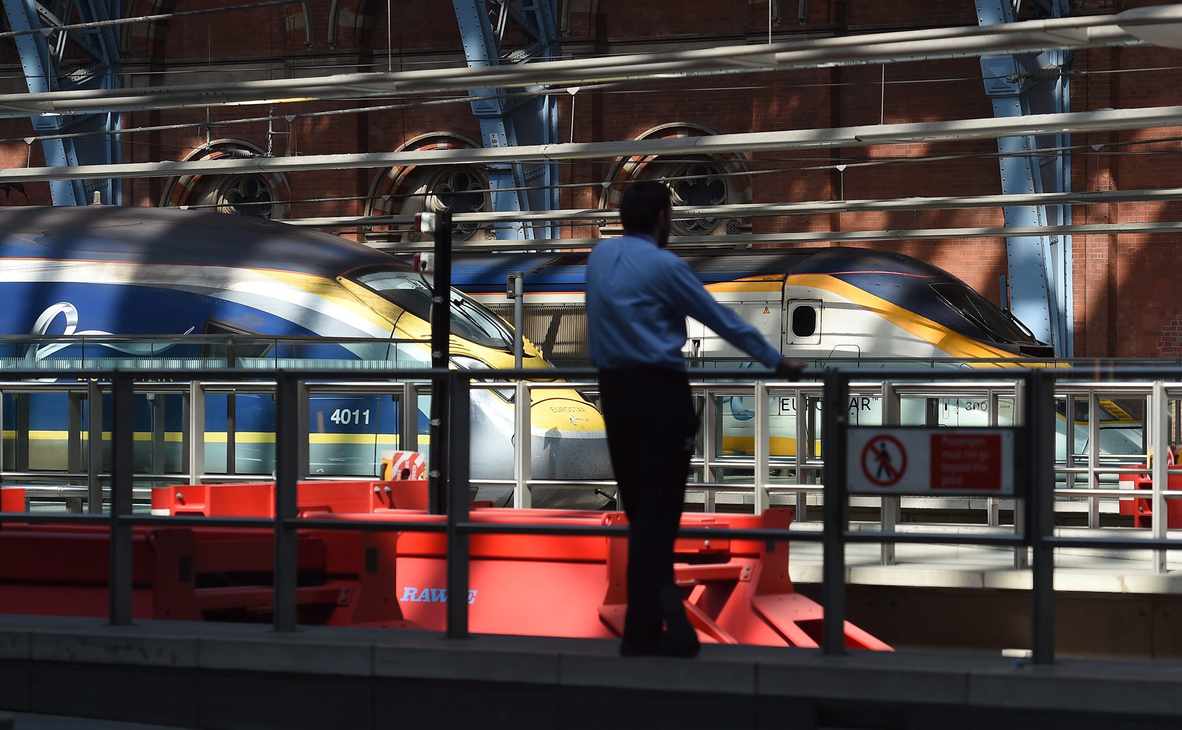 ARCHIV - Eurostar in St. Pancras International: Von London geht es in etwa zwei Stunden nach Brüssel.  (zu dpa: «Trip nach London: Flug oder Zug – was schneidet besser ab?») Foto: Andy Rain/epa/dpa-tmn - Honorarfrei nur für Bezieher des dpa-Themendienstes +++ dpa-Themendienst +++