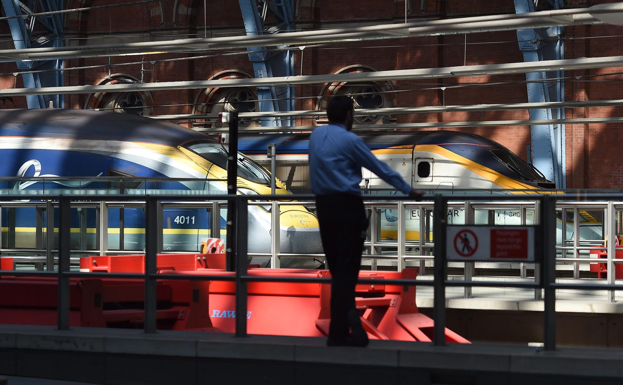 ARCHIV - Eurostar in St. Pancras International: Von London geht es in etwa zwei Stunden nach Brüssel. (zu dpa: «Trip nach London: Flug oder Zug – was schneidet besser ab?») Foto: Andy Rain/epa/dpa-tmn - Honorarfrei nur für Bezieher des dpa-Themendienstes +++ dpa-Themendienst +++