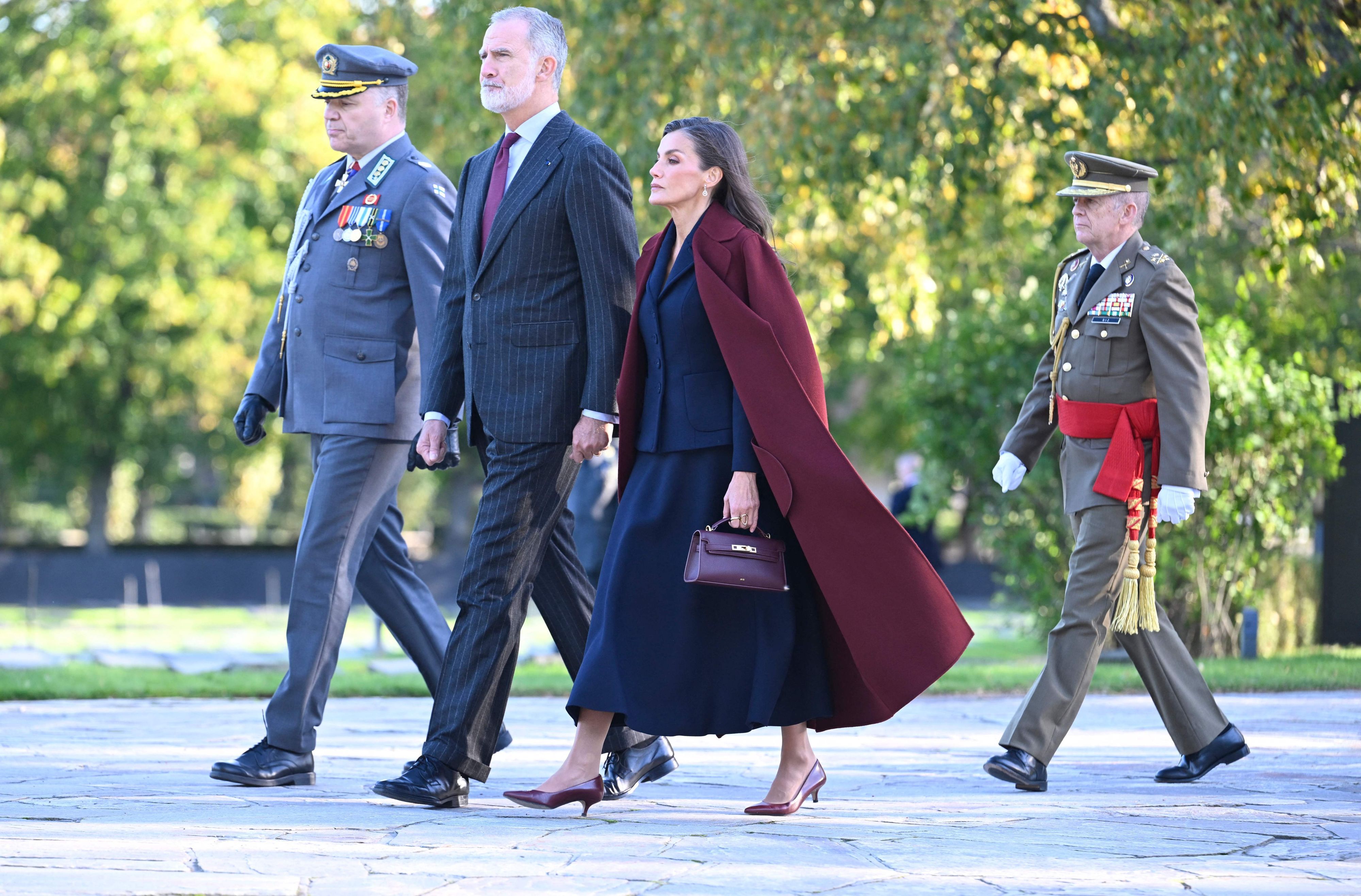 König Felipe VI. und Königin Letizia bei einer Kranzniederlegung auf dem Hietaniemi-Friedhof in Helsinki, dem Nationalfriedhof Finnlands.