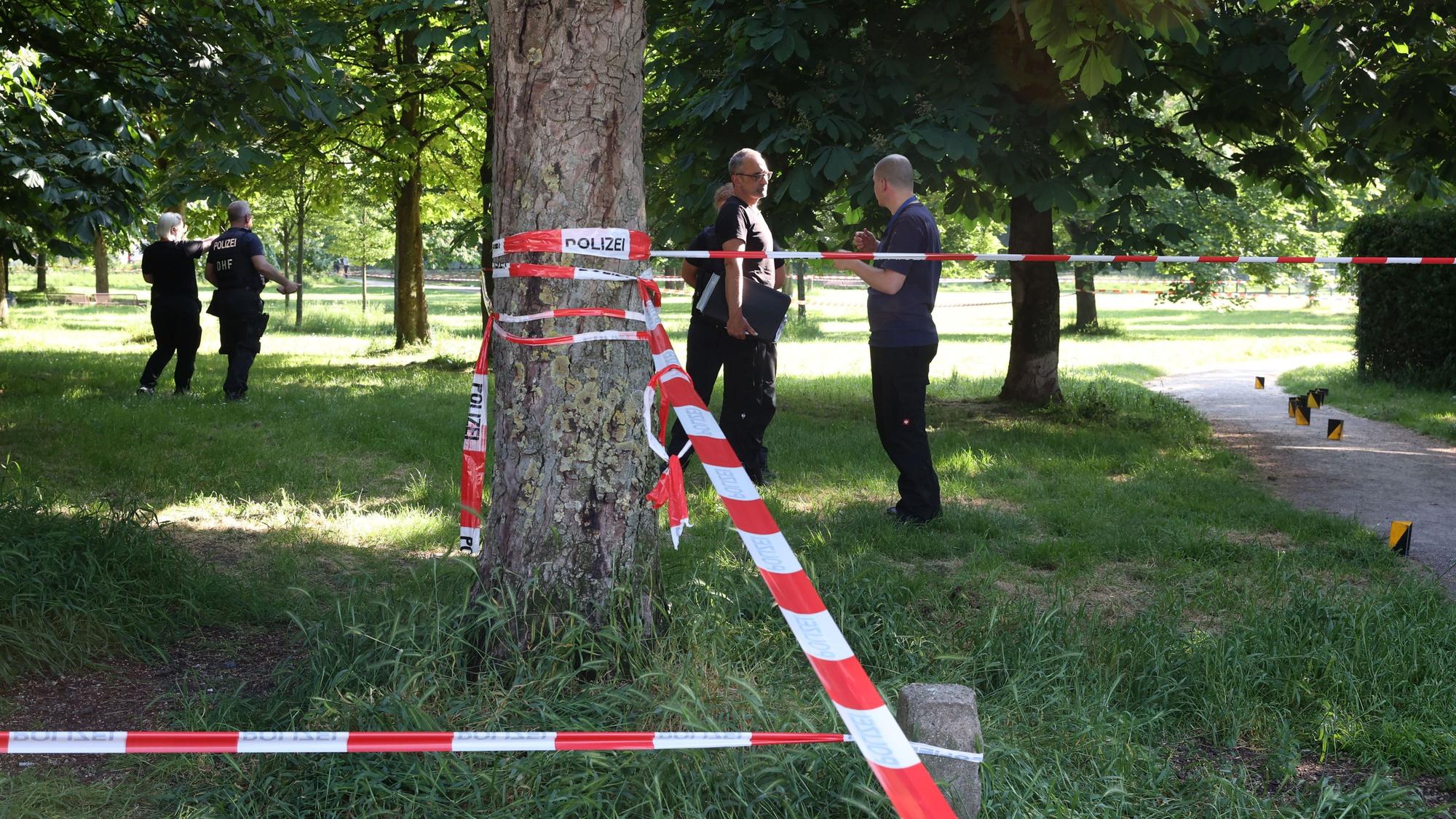 Mai 2023: Die Ermittler nach dem Rockermord im Mülheimer Böcking-Park.