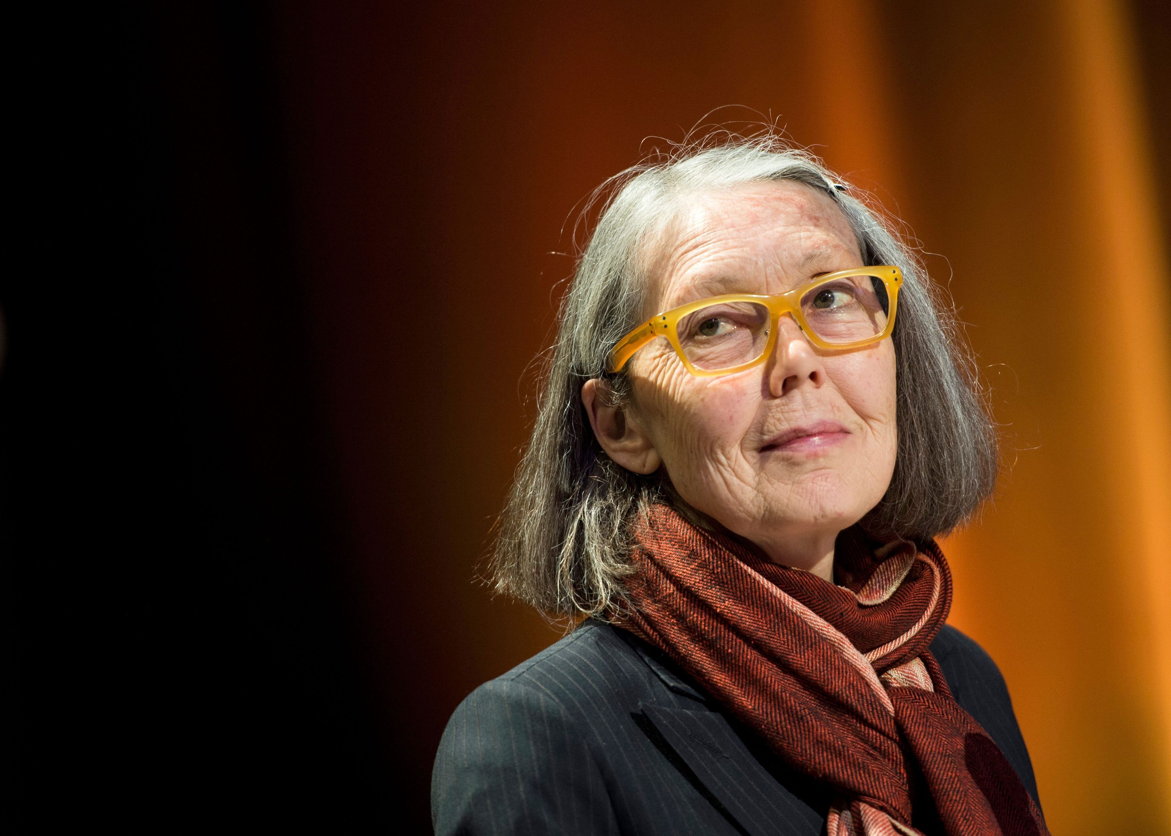 Die kanadische Dichterin Anne Carson trägt am 5. August 2015 im Moderna Museet in Stockholm ihr Werk „Antigonick“ vor.