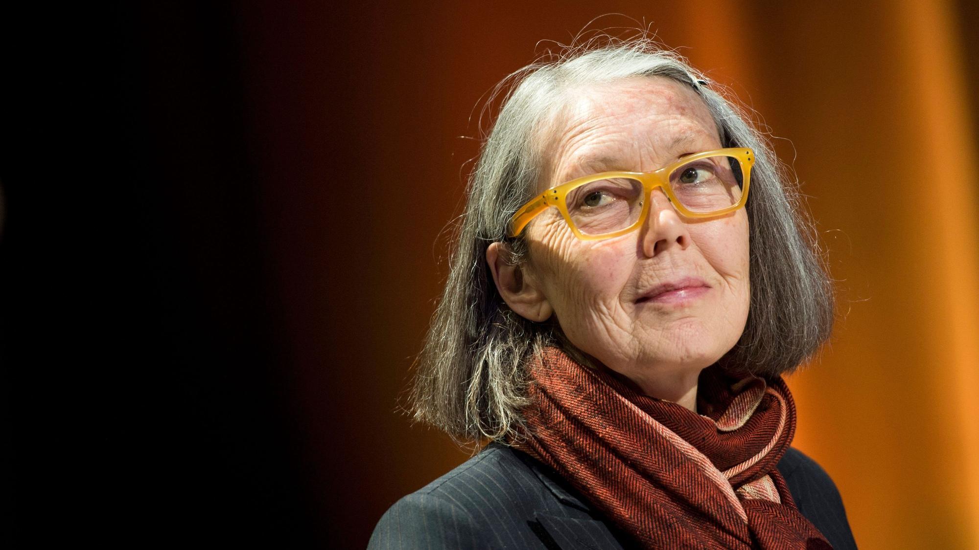 Die kanadische Dichterin Anne Carson trägt am 5. August 2015 im Moderna Museet in Stockholm ihr Werk „Antigonick“ vor.