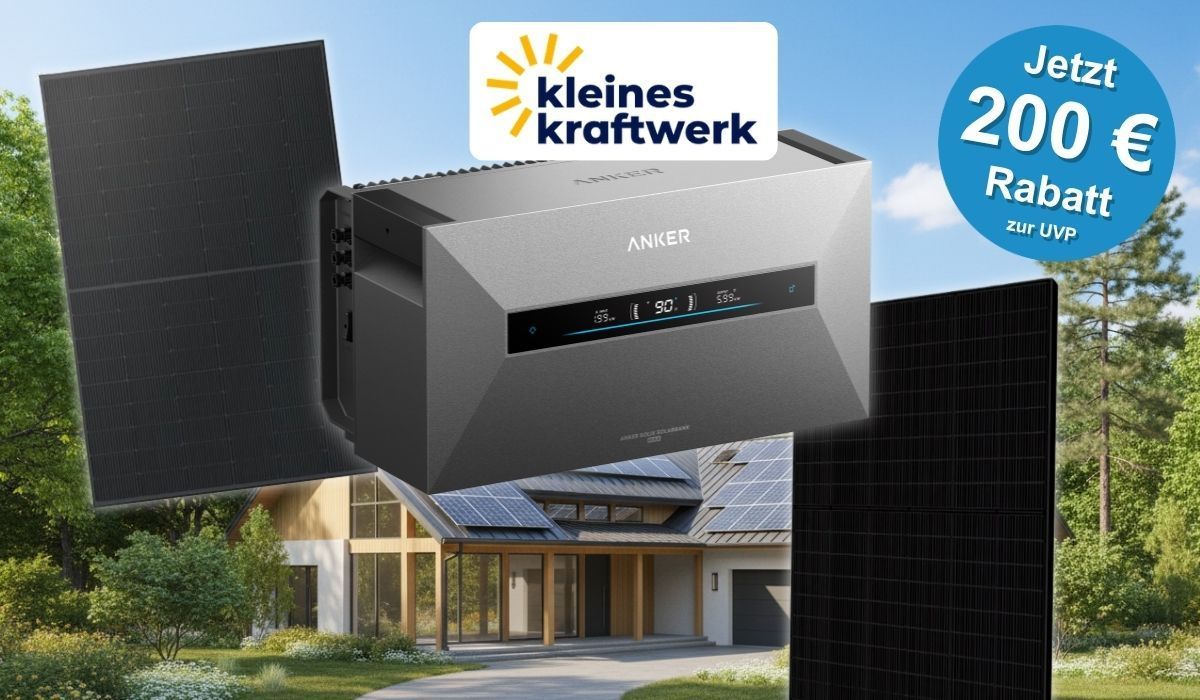 Anker SOLIX Solarbank Max Heimspeicher vor Solarmodulen mit Kleines-Kraftwerk-Logo und modernem Einfamilienhaus im Hintergrund und Hinweis auf 200 Euro Rabatt zur UVP.