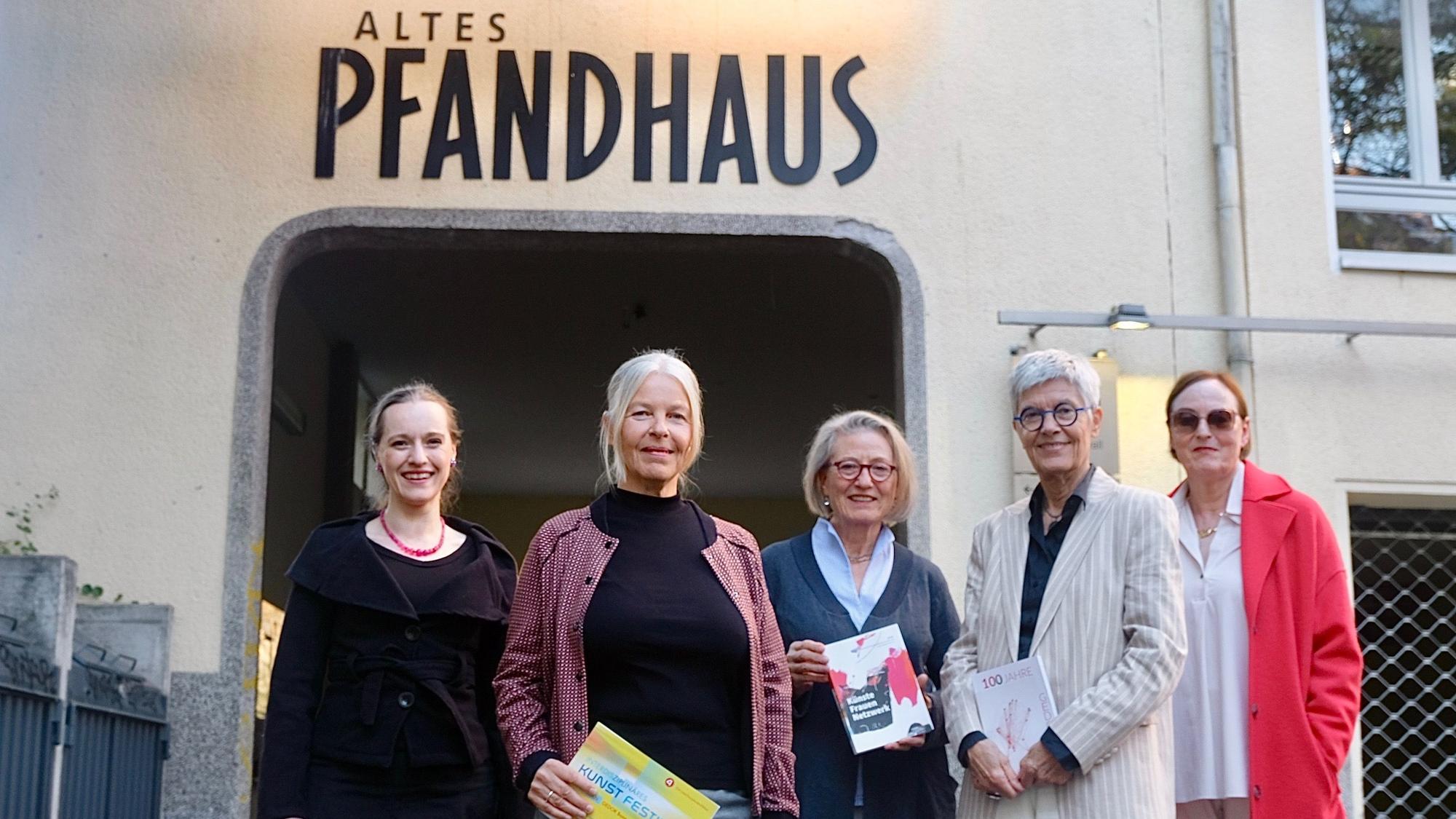 Anna Herbst, Iris Hoppe, Maria Wrede, Ulrike Gruner und Johanna Hansen (v.l.) vor dem Alten Pfandhaus in der Südstadt.