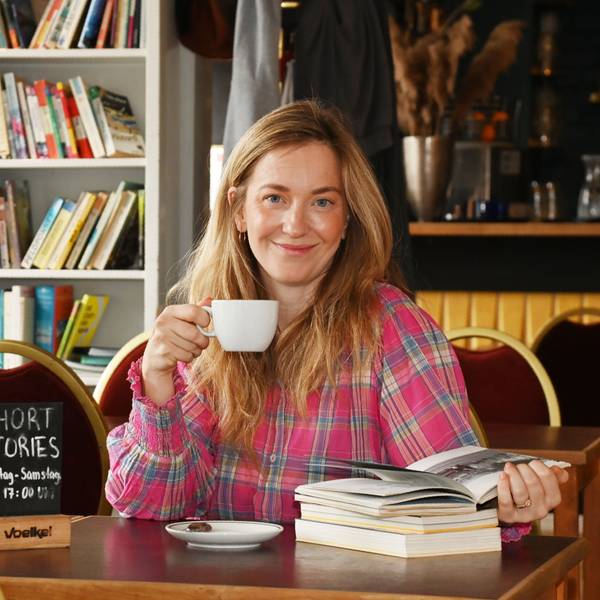 Johanna Flock mit Buch und Kaffee