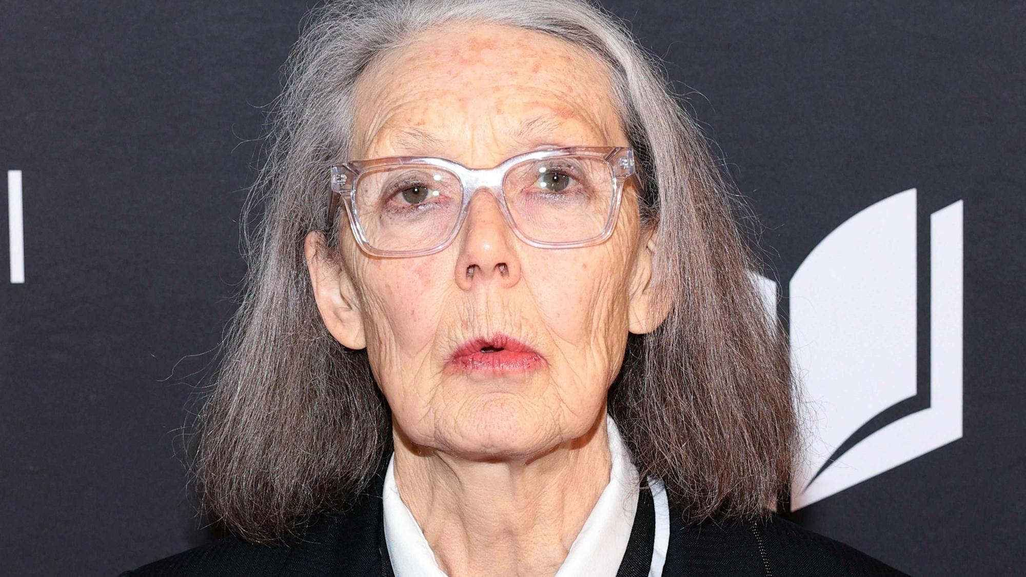 Die kanadische Schriftstellerin Anne Carson nahm am 20. November 2024 in New York City an der 75. Verleihung der National Book Awards im Cipriani Wall Street teil.