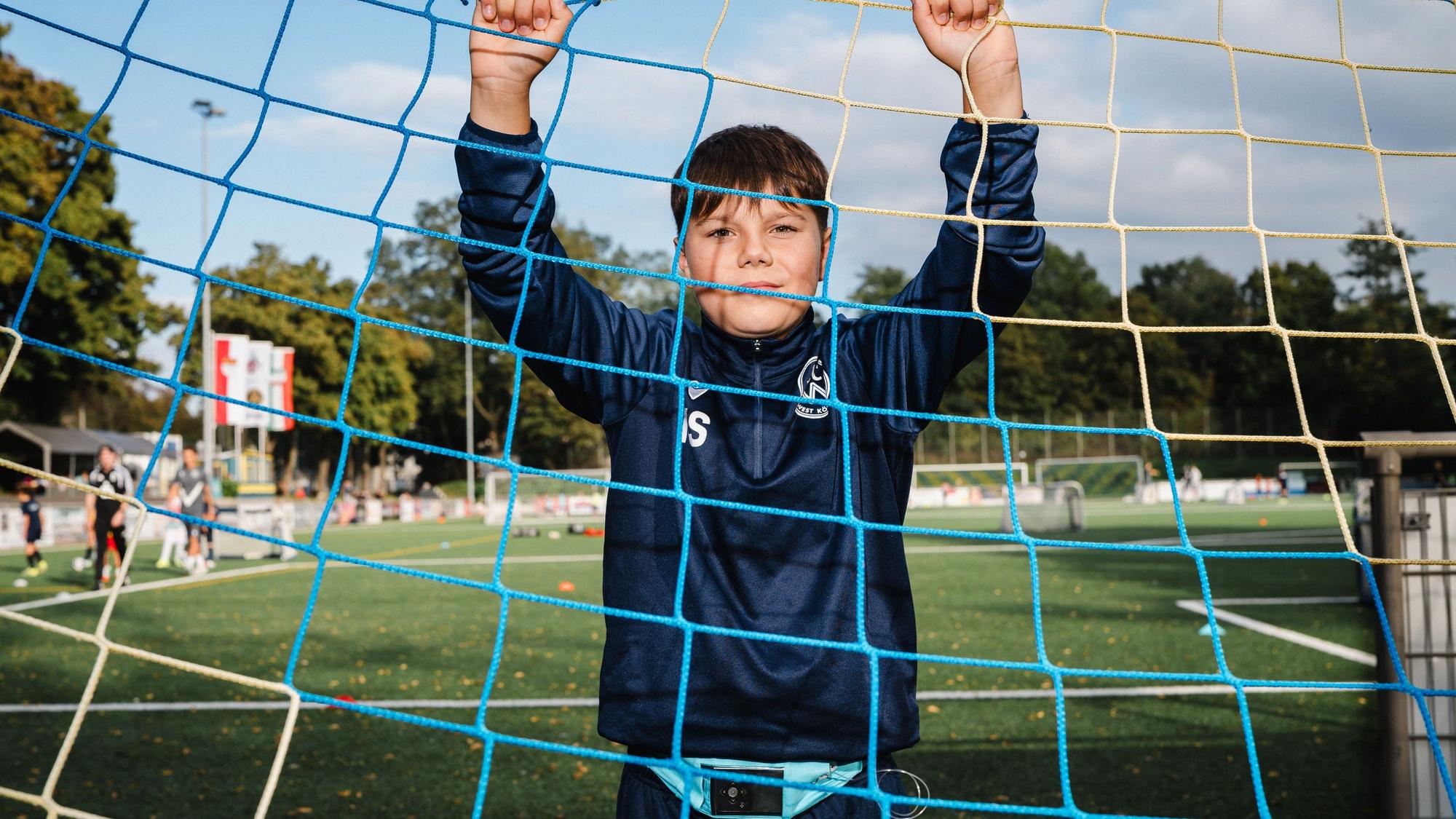 Nick (11) hat Diabetes und Zöliakie und spielt Leistungsfußball beim SC West mit einer Insulinpumpe am Gürtel.