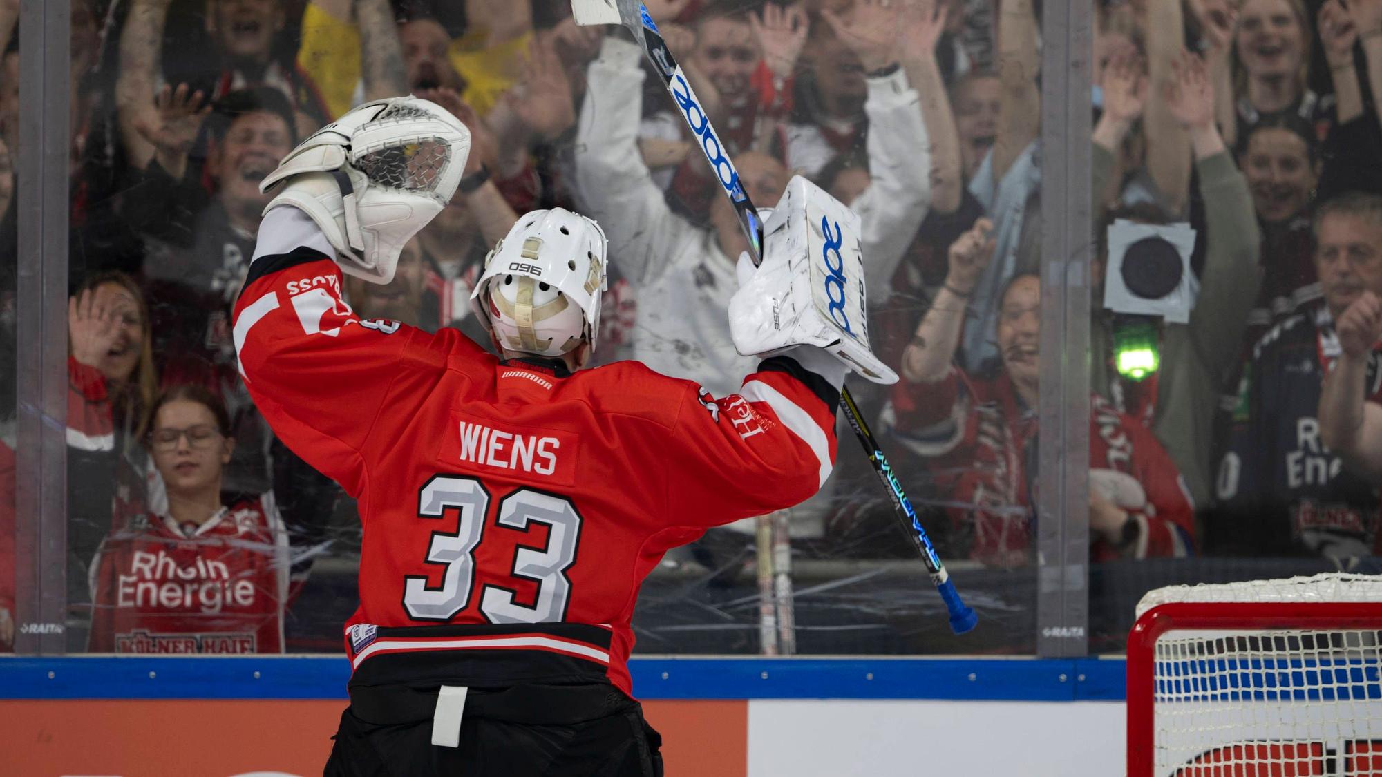 Feiert mit den Kölner Fans nach seinem Shutout in der CHL: Nico Wiens