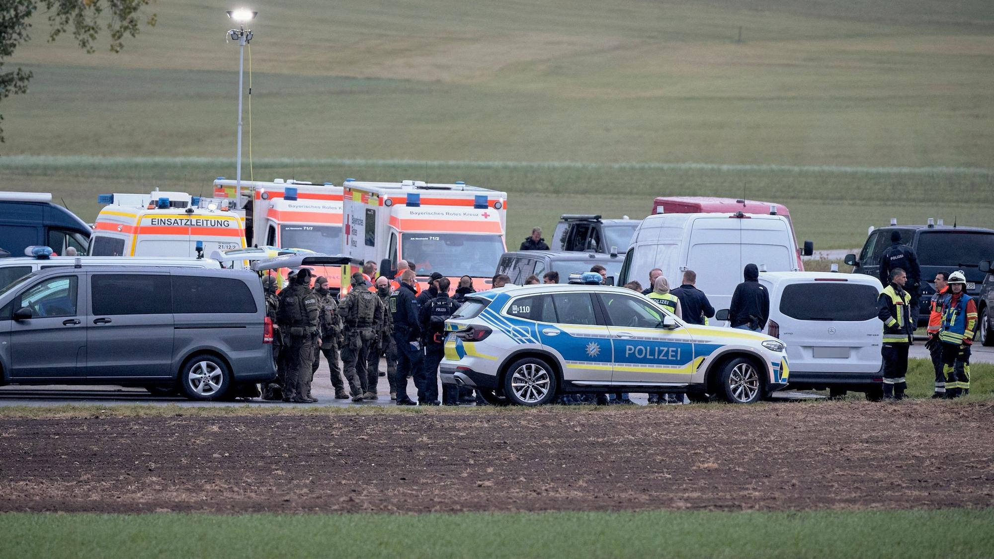 08.10.2026, Bayern, Berngau: Kräfte von Polizei und Rettungsdienst sind in Berngau (Landkreis Neumarkt in der Oberpfalz) im Einsatz. Bei einer Waffenkontrolle ist ein Behördenmitarbeiter erschossen worden. Eine zweite Person sei schwer verletzt worden, teilte die Polizei mit. Foto: Tizian Gerbing/dpa +++ dpa-Bildfunk +++