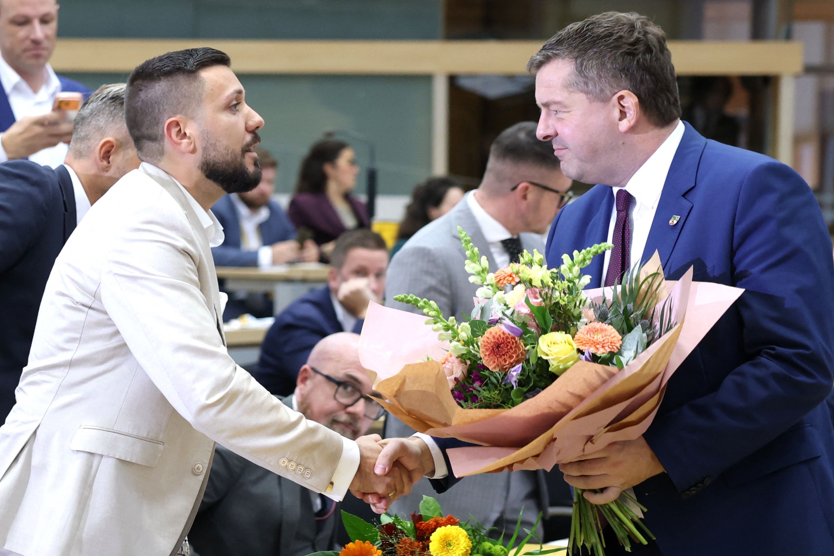 CDU-Politiker Sven Schulze gratulierte  dem AfD-Politiker Tobias Rausch nach dessen Wahl zum Präsidenten des Landtags von Sachsen-Anhalt mit Blumen.