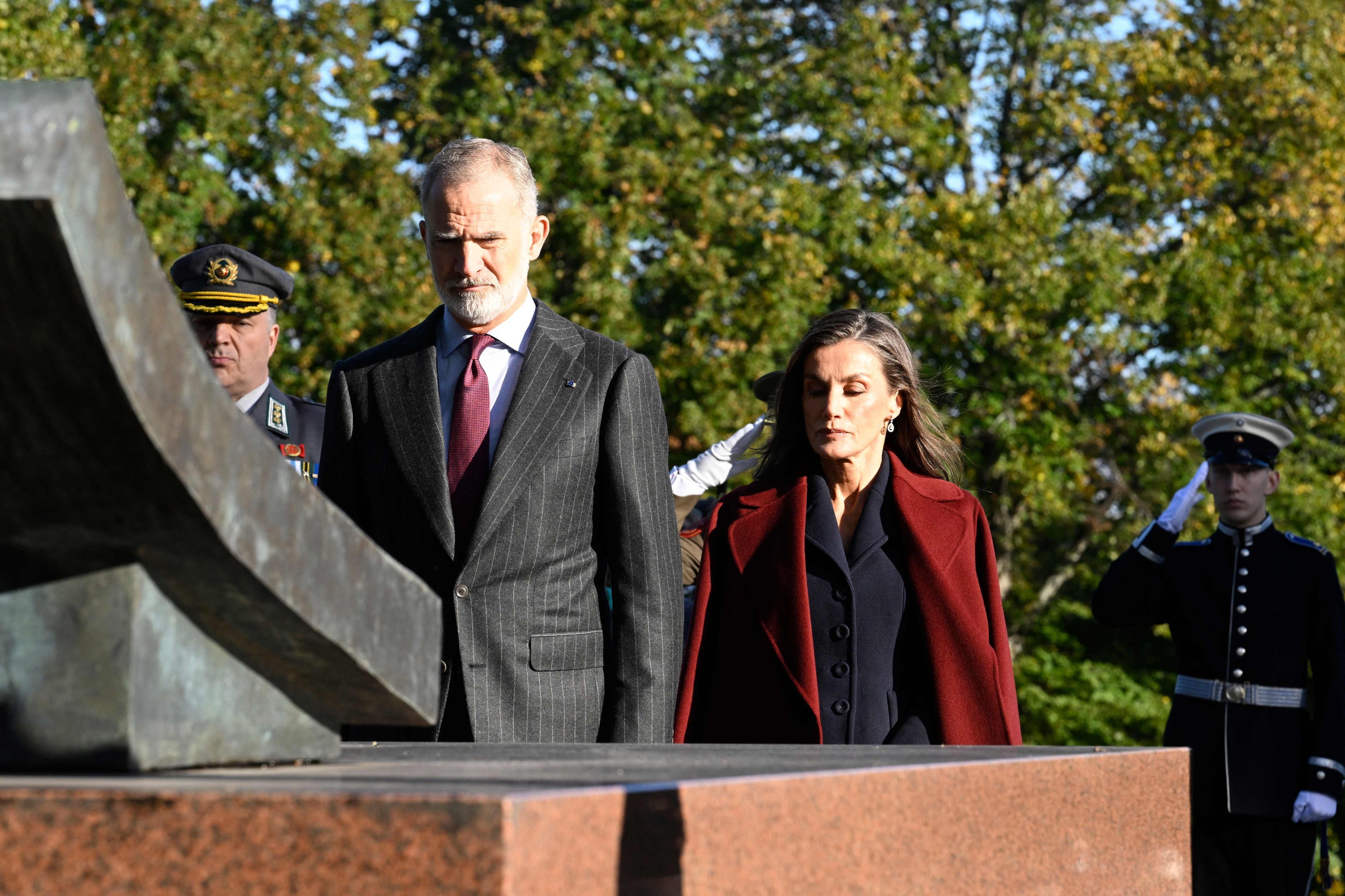 König Felipe VI. und Königin Letizia bei einer Kranzniederlegung auf dem Hietaniemi-Friedhof in Helsinki, Nationalfriedhof Finnlands.