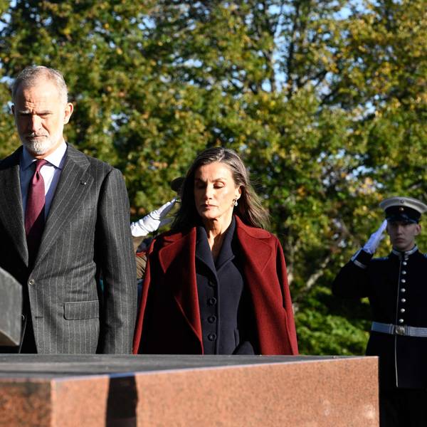 König Felipe VI. und Königin Letizia bei einer Kranzniederlegung auf dem Hietaniemi-Friedhof in Helsinki, Nationalfriedhof Finnlands.