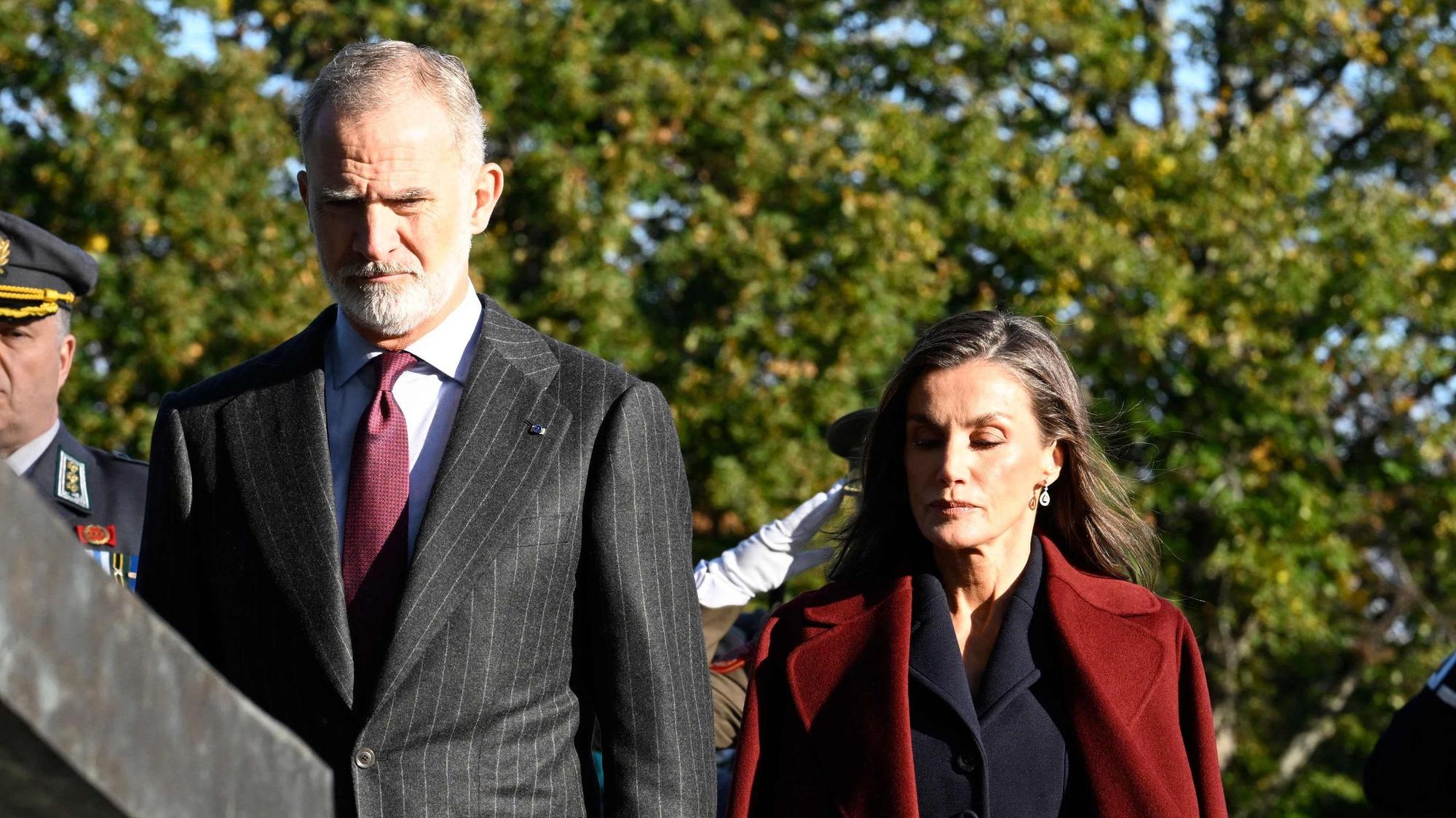 König Felipe VI. und Königin Letizia bei einer Kranzniederlegung auf dem Hietaniemi-Friedhof in Helsinki, Nationalfriedhof Finnlands.
