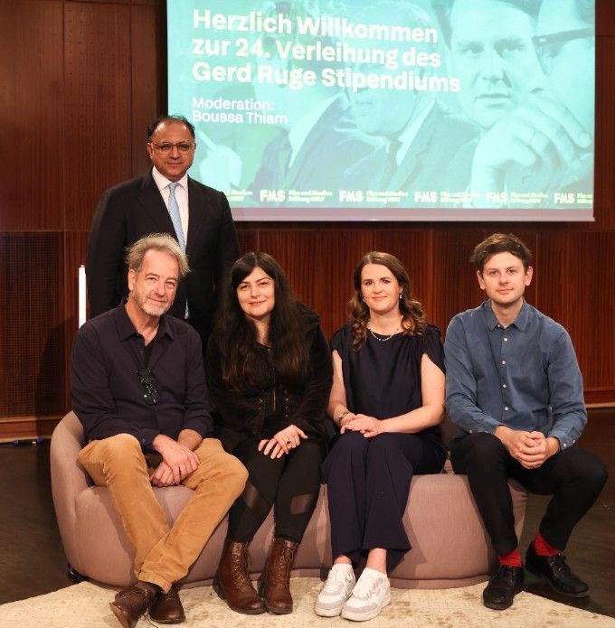 Die Stipendiaten Marcus Lenz, Rokhsareh Ghaemmaghami, Isabel Schneider und Paul Sonntag (v.l.n.r.) mit FMS-Geschäftsführer und Jurymitglied Walid Nakschbandi (hinten).