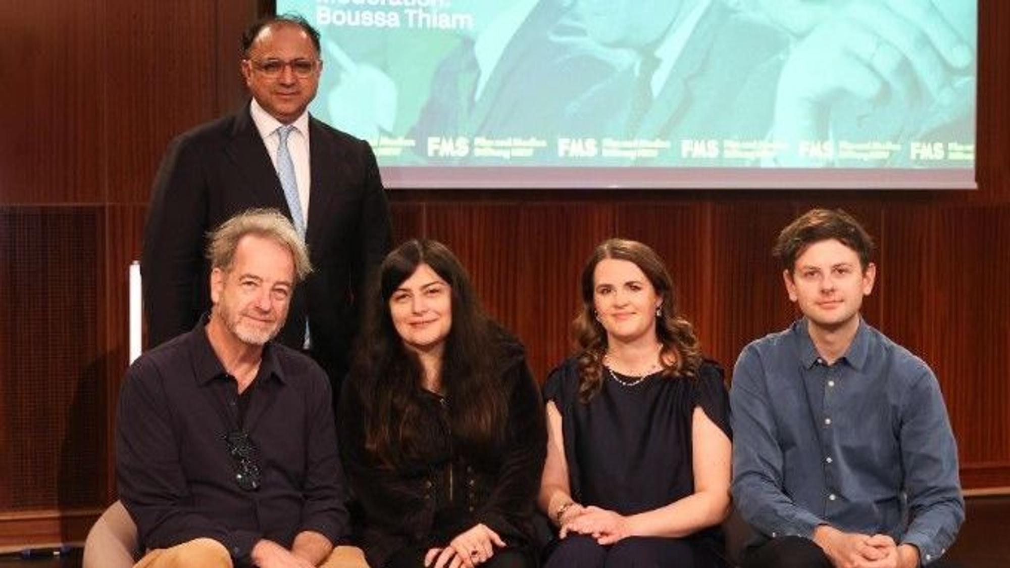 Die Stipendiaten Marcus Lenz, Rokhsareh Ghaemmaghami, Isabel Schneider und Paul Sonntag (v.l.n.r.) mit FMS-Geschäftsführer und Jurymitglied Walid Nakschbandi (hinten).