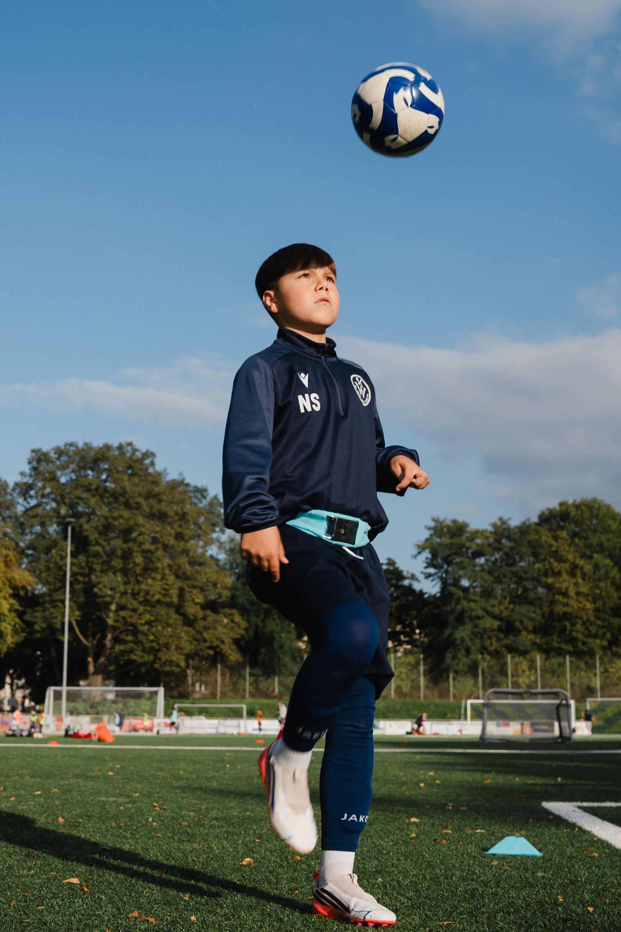 20260922, Köln: Leistungssport mit Diabetes: Nick (11) hat Diabetes und Zöliakie und spielt Leistungsfußball beim SC West mit einer Insulinpumpe am Gürtel. Foto: Costa Belibasakis