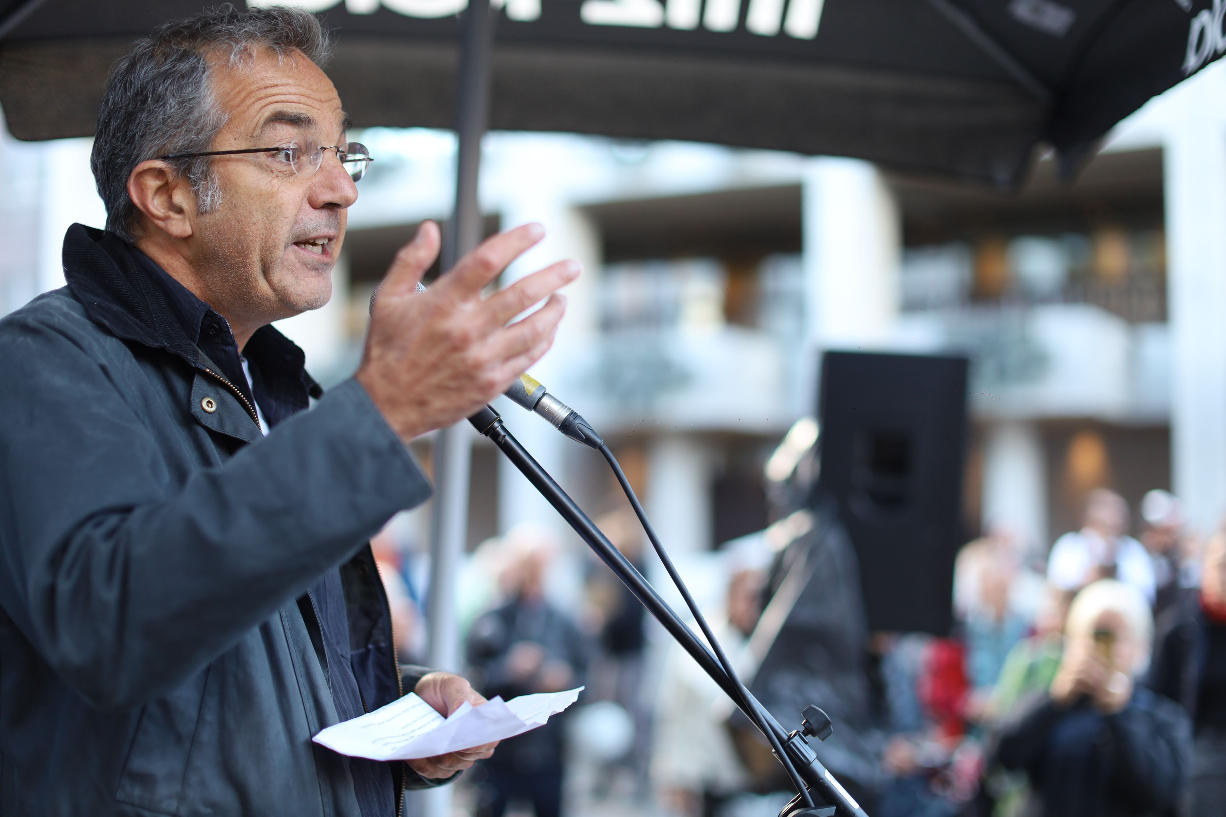 Autor Navid Kermani spricht bei der Kundgebung gegen die geplanten Haushaltskürzungen der Stadt Köln bei Freier Kultur und Sozialem.