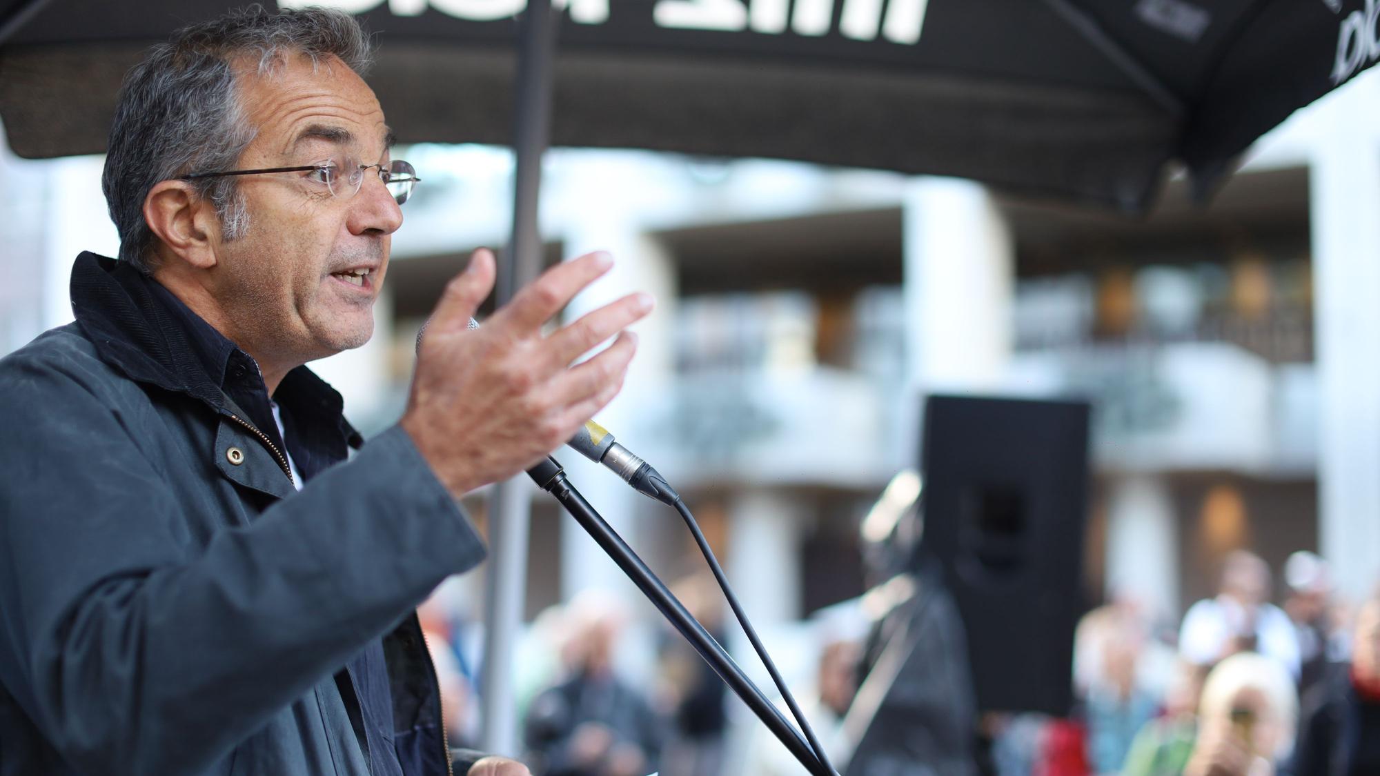 Autor Navid Kermani spricht bei der Kundgebung gegen die geplanten Haushaltskürzungen der Stadt Köln bei Freier Kultur und Sozialem.