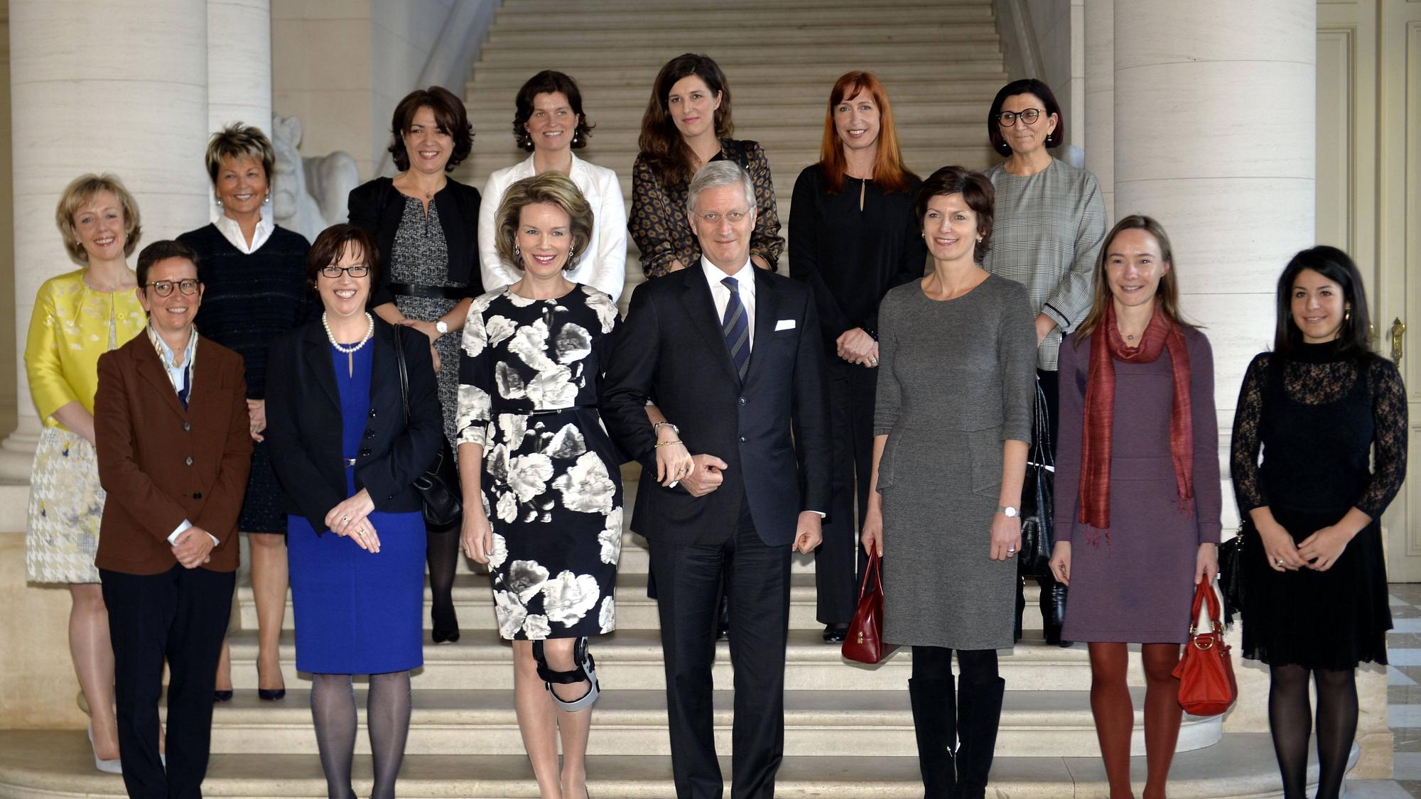 König Philippe, Königin Mathilde (beide vorne Mitte) und Myriam Ullens de Schooten (hinten links) mit weiteren Gästen bei einem Empfang im Königlichen Schloss in Laeken anlässlich des Weltfrauentags 2015.