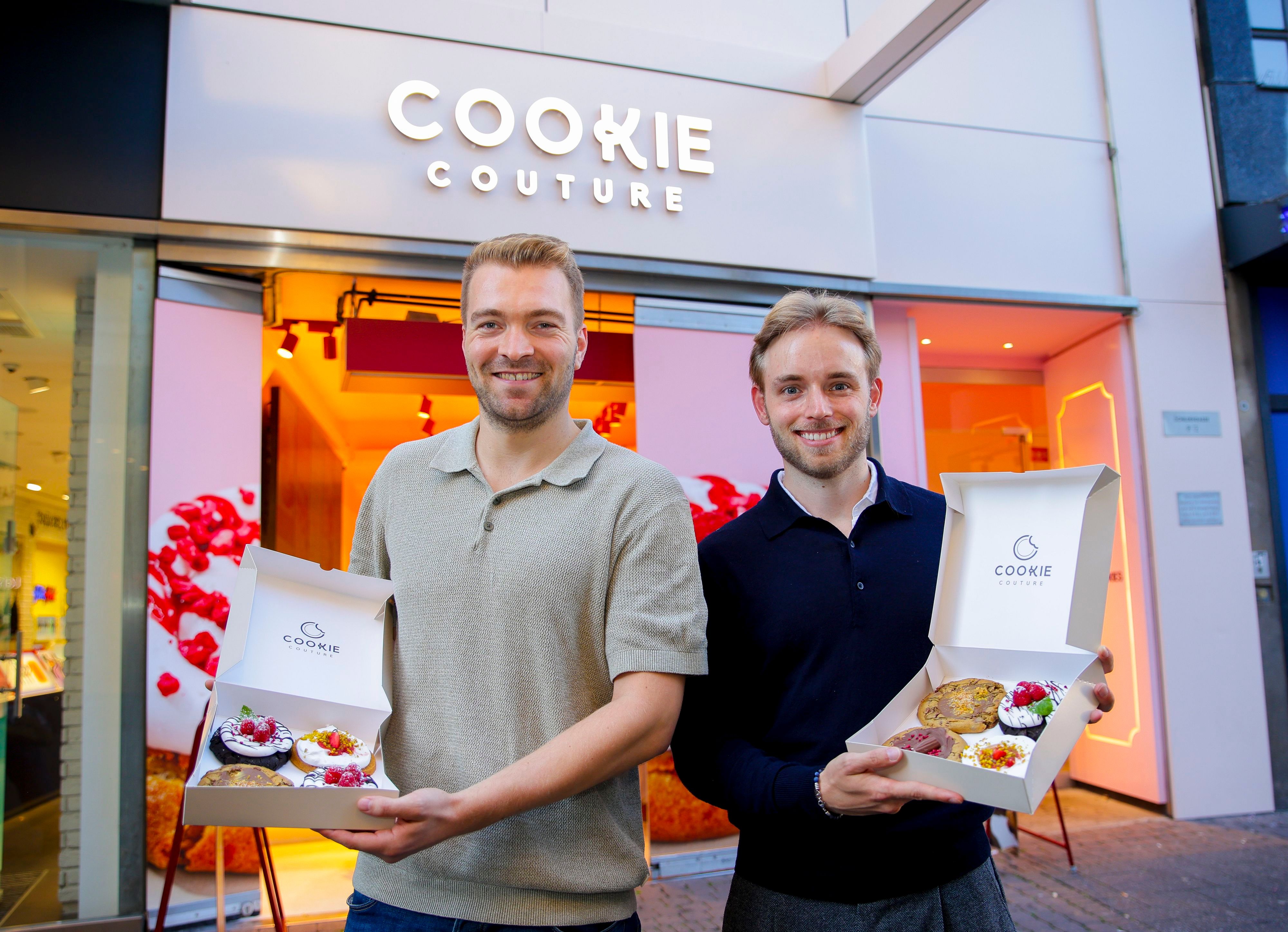 Niklas Schenk (l.) und Kilian Wisskirchen vor der Filiale in der Schildergasse