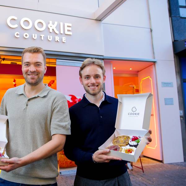 Niklas Schenk (l.) und Kilian Wisskirchen vor der Filiale in der Schildergasse