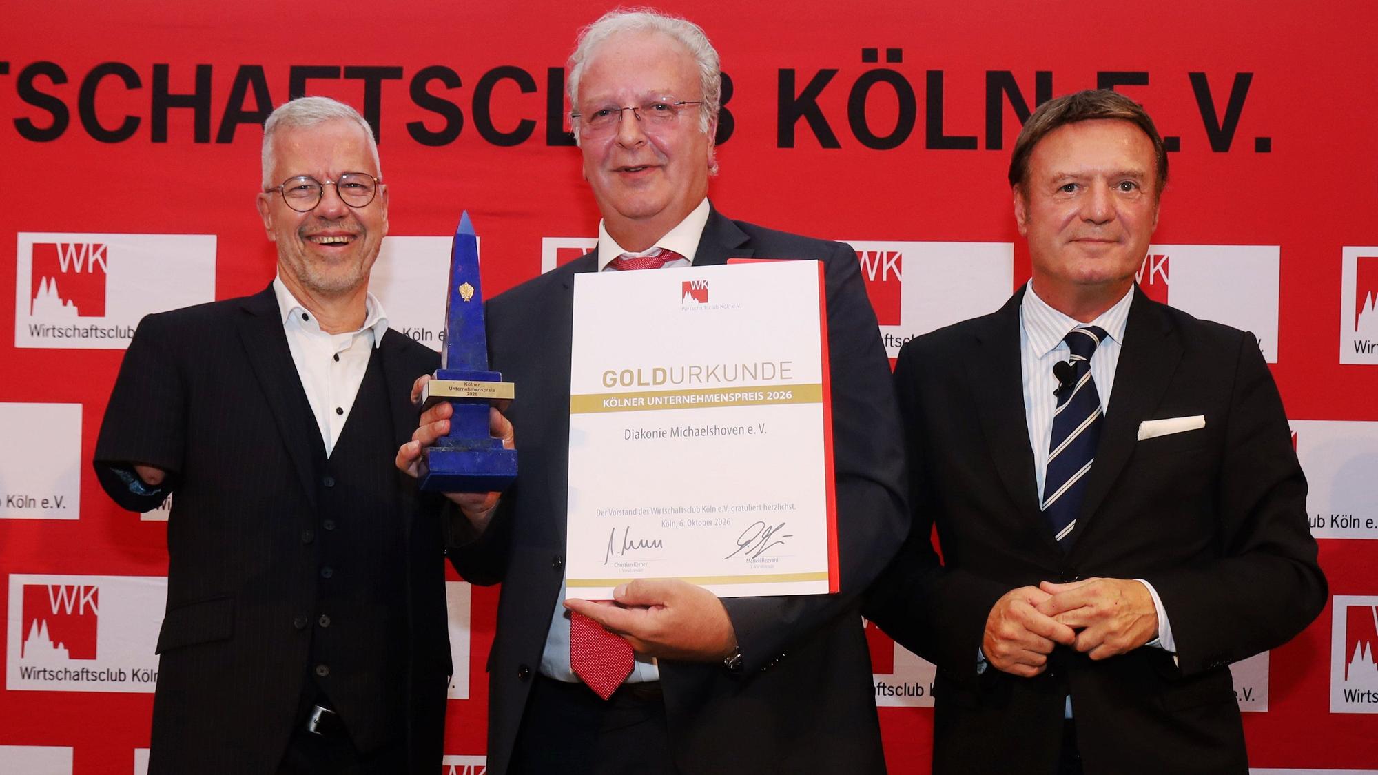 Verleihung des Unternehmenspreises 2026 durch den Wirtschaftsclub Köln. Die Vorstände des Gewinners Diakonie (Rainer Schmidt, v.l.), Uwe Ufer und Clubpräsident Christian Kerner