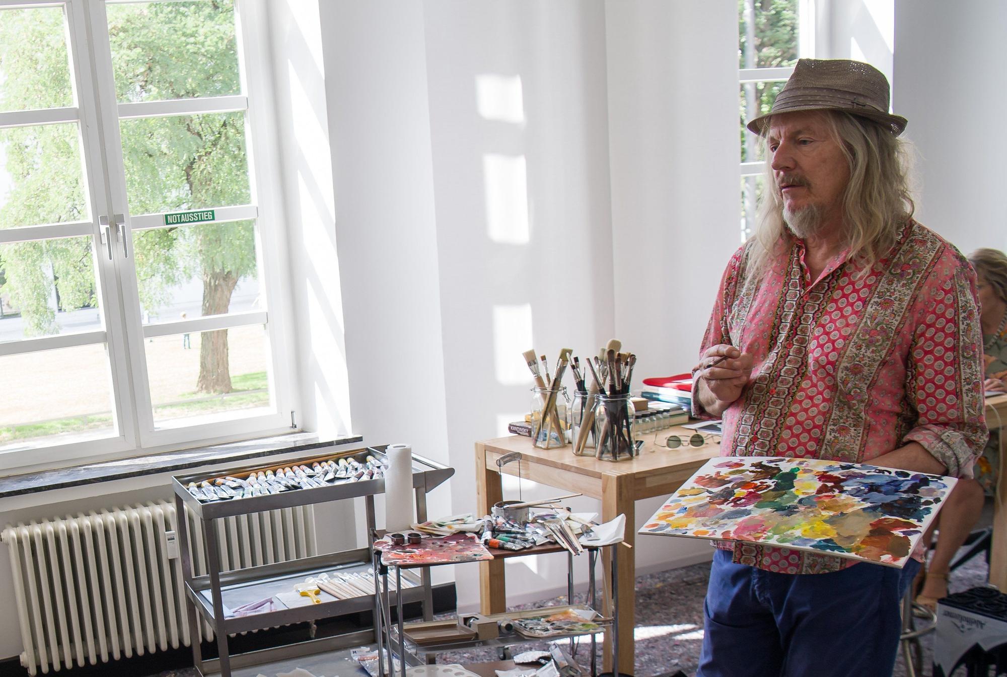 Der Maler Wolfgang Beltracchi bei der Arbeit.
