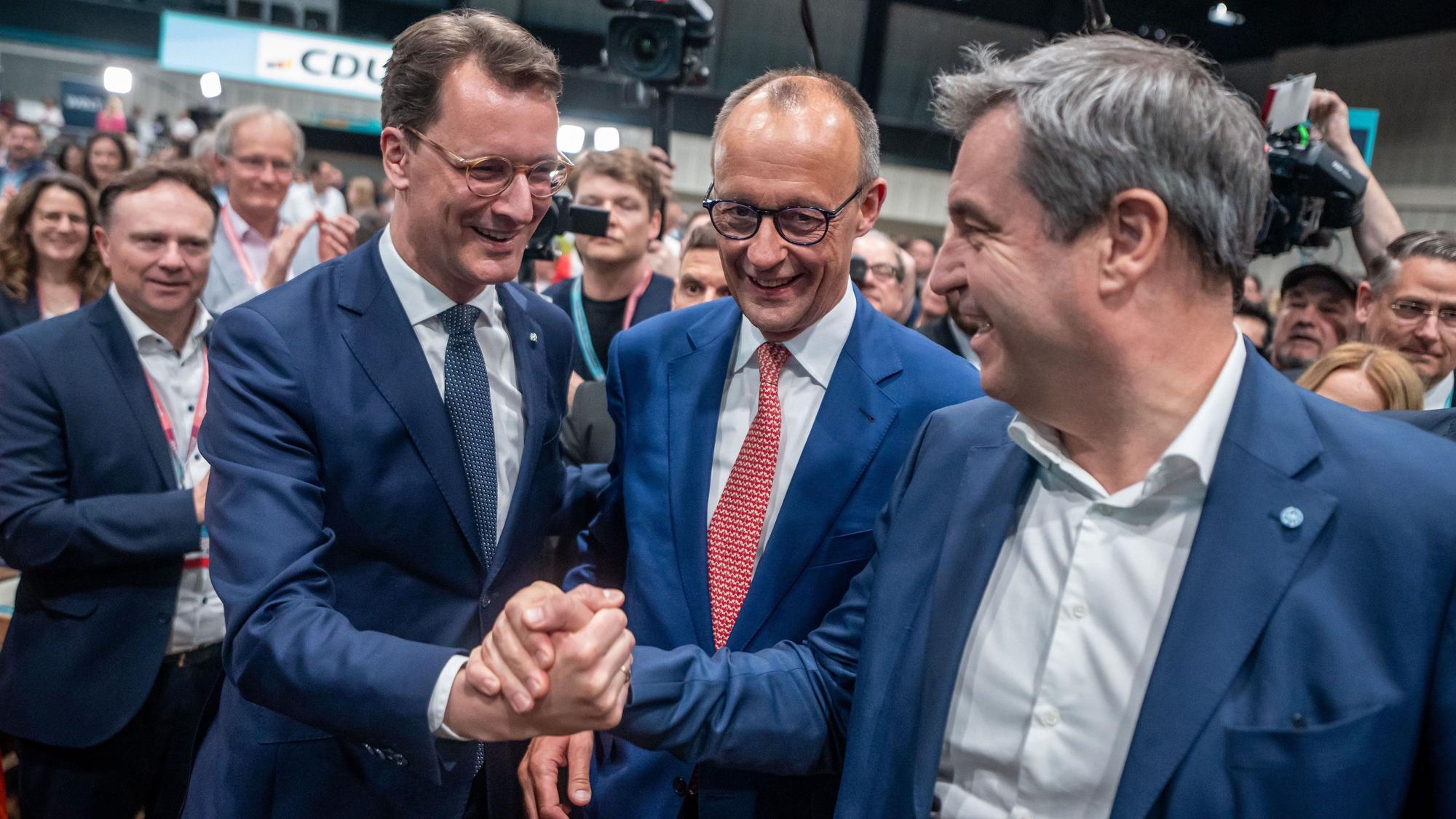 Wer wird nächster Kanzlerkandidat der Union: NRW-Ministerpräsident Hendrik Wüst (CDU, l.), Bayerns Regierungschef Markus Söder (CSU, r.) oder nochmal Friedrich Merz?
