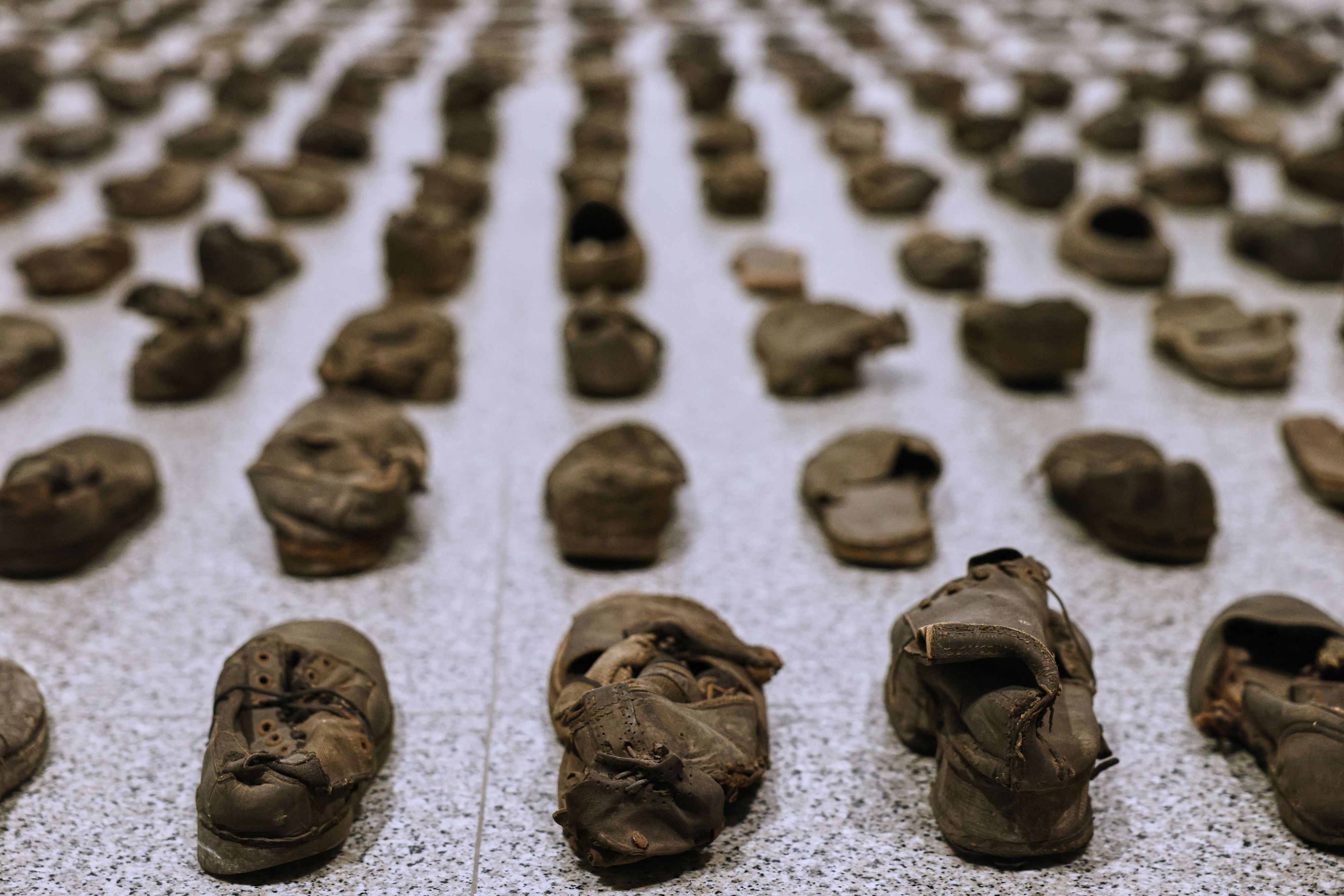 In der Installation „Hand und Fuß“ von Raffael Rheinsberg sind Schuhe und Handschuhe von Zwangsarbeitern aufgereiht.