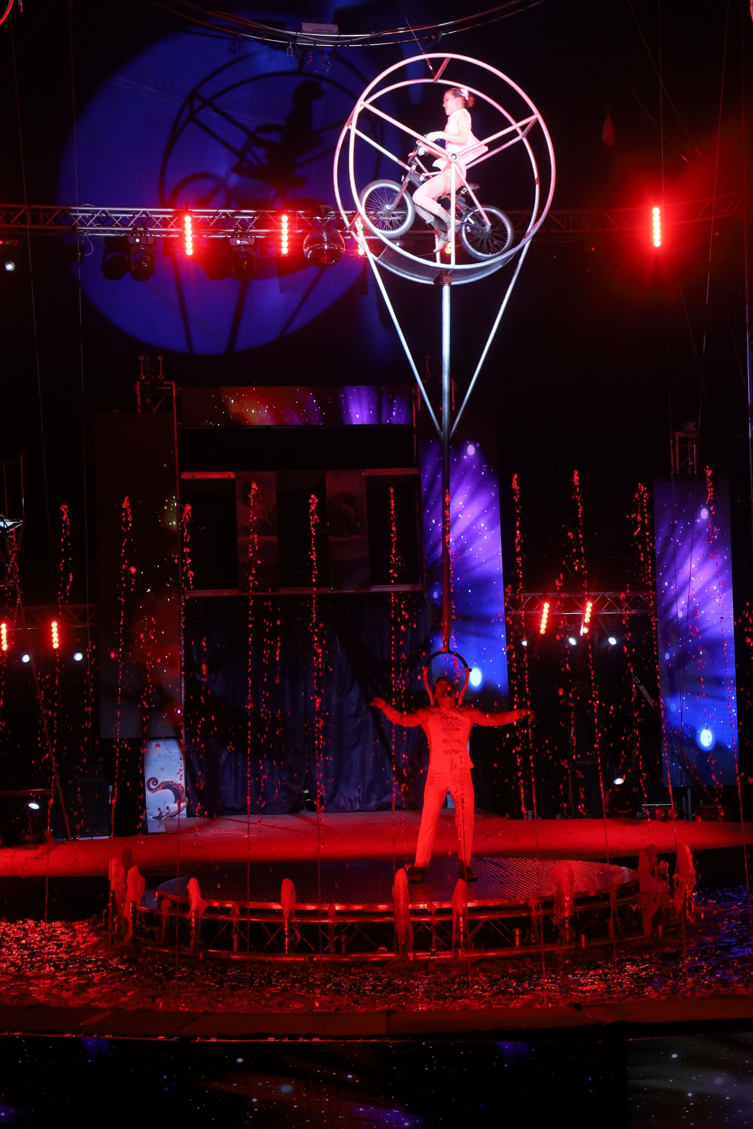 09.10.2026, Köln: 120 Tonnen Wasser in der Manege
Der Waterland-Zirkus aus der Ukraine gastiert erstmals in Köln Foto: Arton Krasniqi