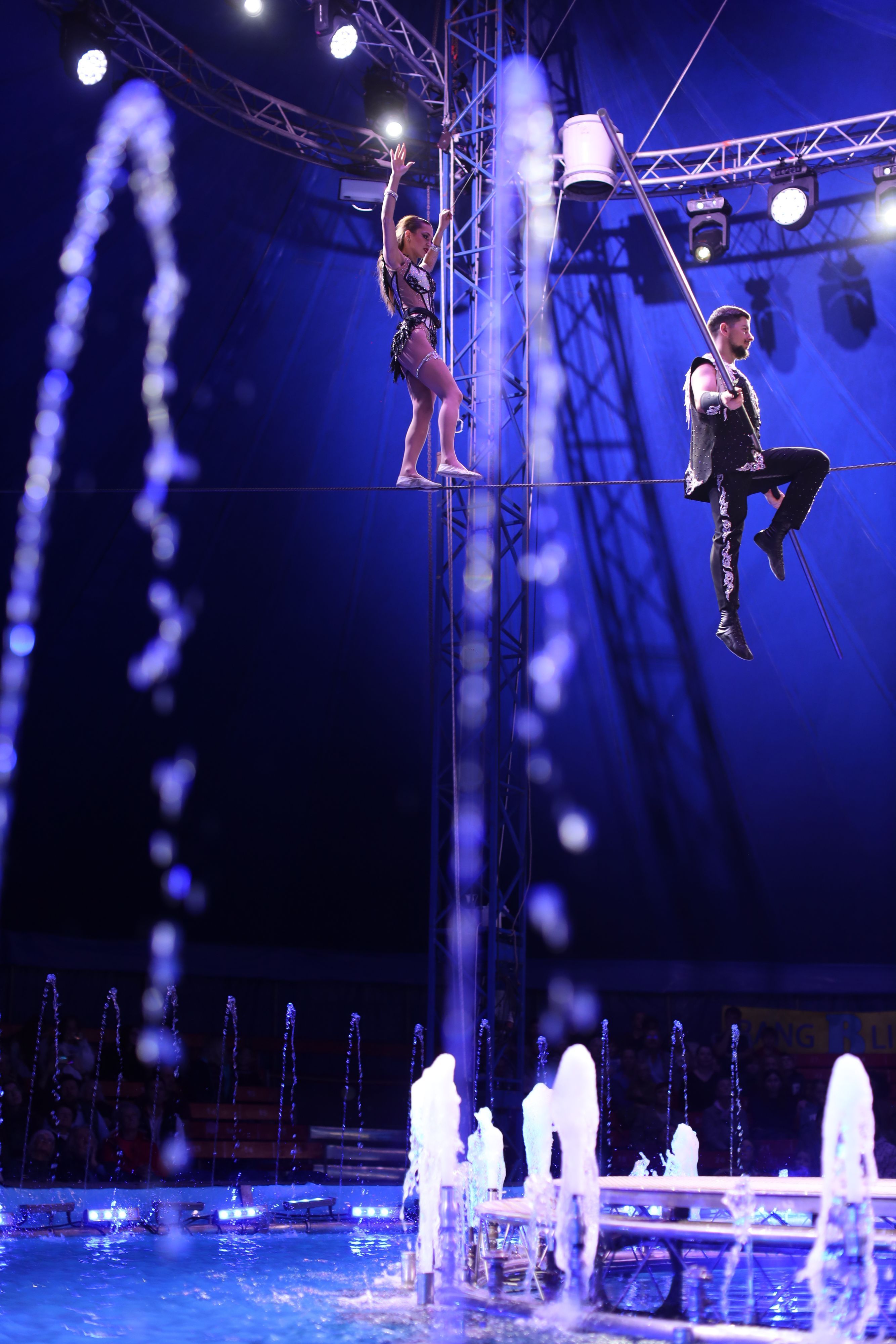 09.10.2026, Köln: 120 Tonnen Wasser in der Manege
Der Waterland-Zirkus aus der Ukraine gastiert erstmals in Köln Foto: Arton Krasniqi