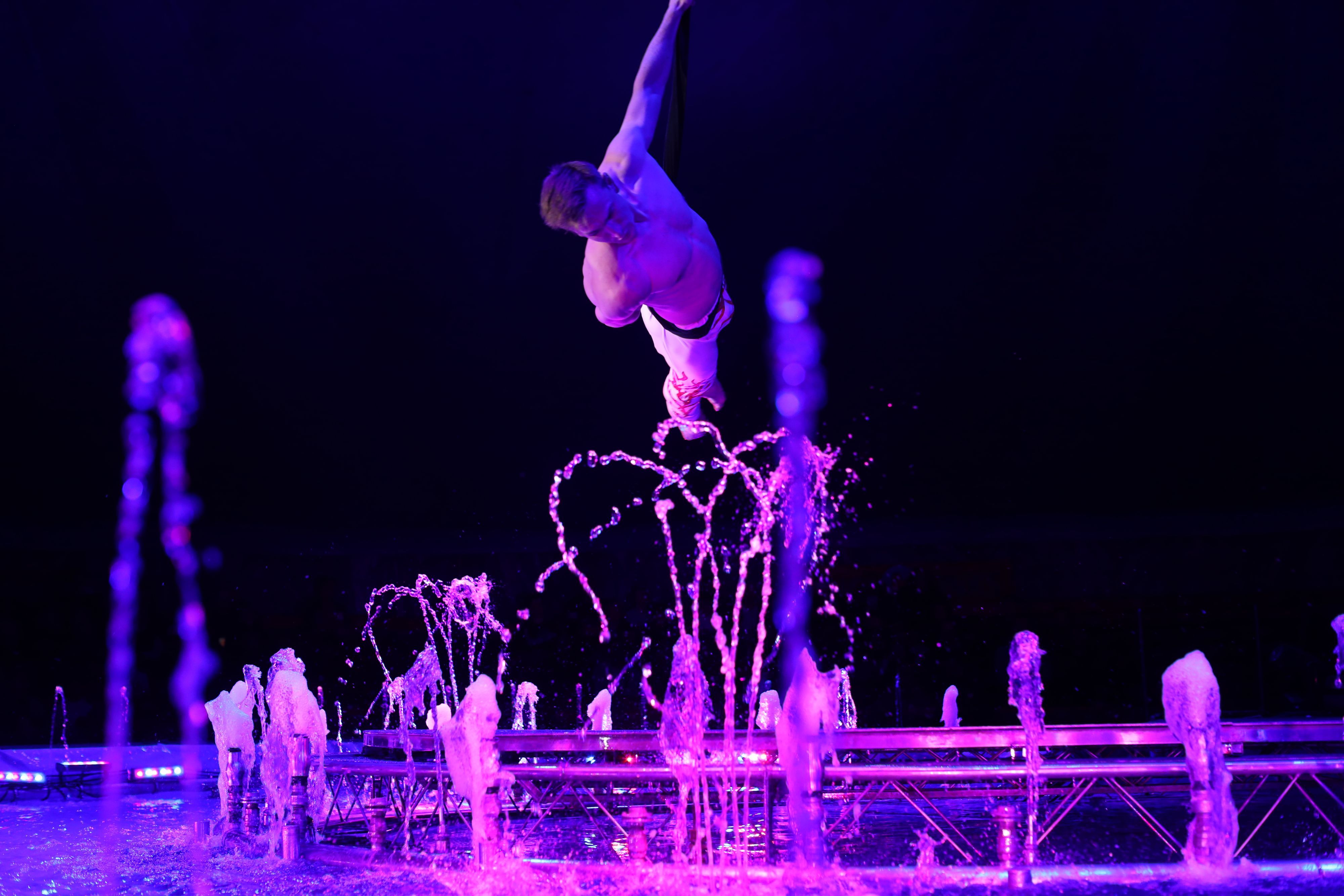09.10.2026, Köln: 120 Tonnen Wasser in der Manege
Der Waterland-Zirkus aus der Ukraine gastiert erstmals in Köln Foto: Arton Krasniqi