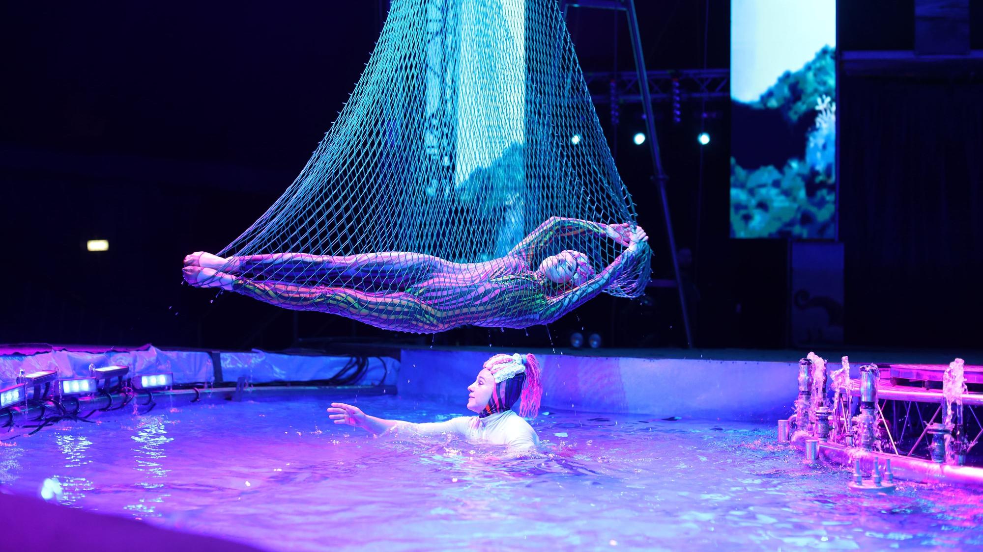09.10.2026, Köln: 120 Tonnen Wasser in der Manege
Der Waterland-Zirkus aus der Ukraine gastiert erstmals in Köln Foto: Arton Krasniqi