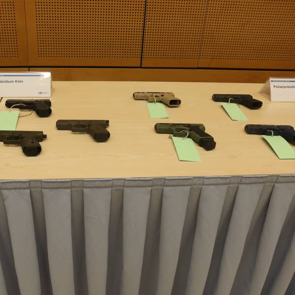 Diese illegalen Schusswaffen wurden am Freitag im Polizeipräsidium in Kalk präsentiert.
