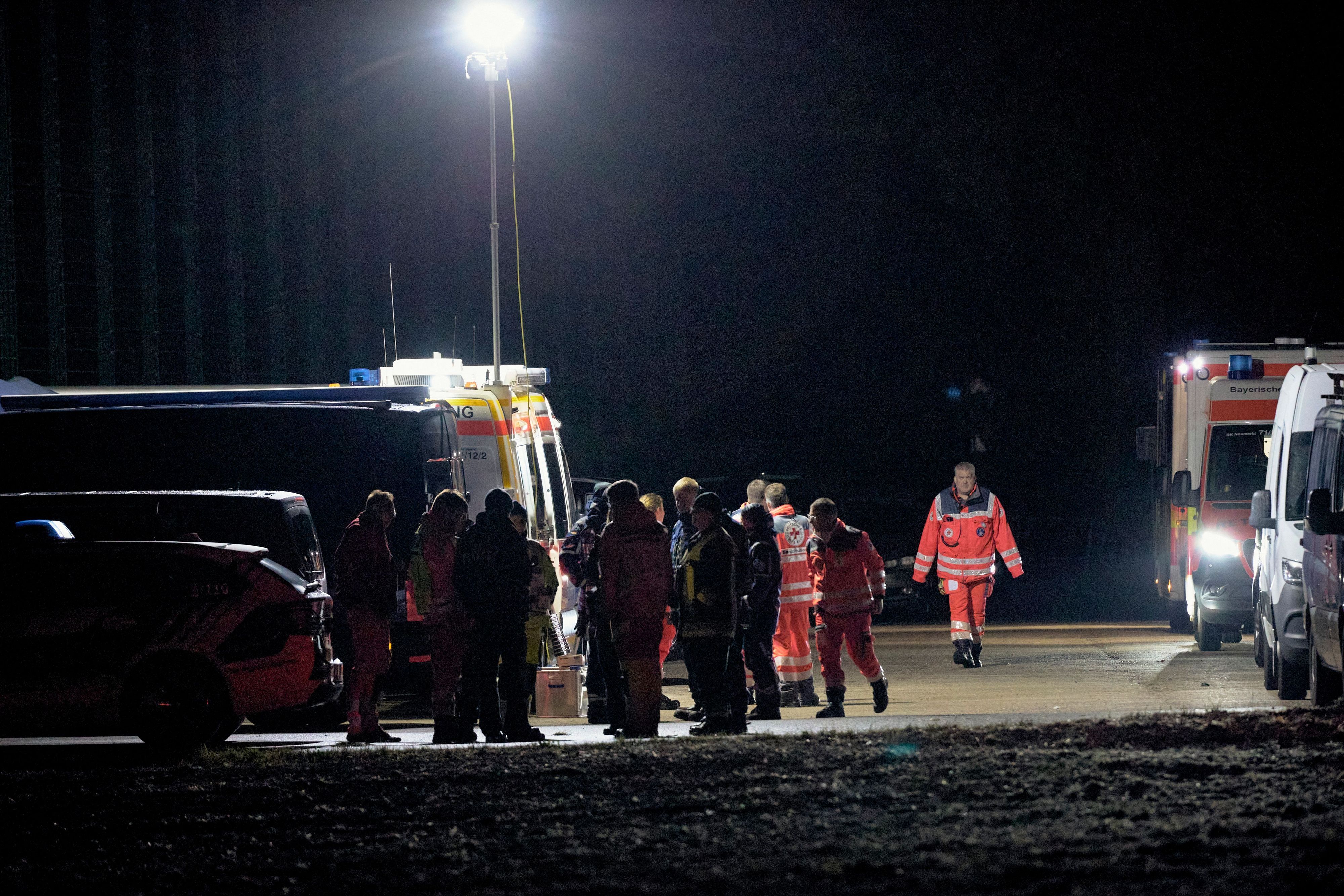 Polizeikräfte sind bei Berngau in der Nacht im Einsatz.