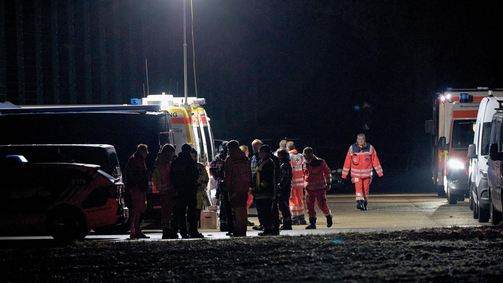 Polizeikräfte sind bei Berngau in der Nacht im Einsatz.